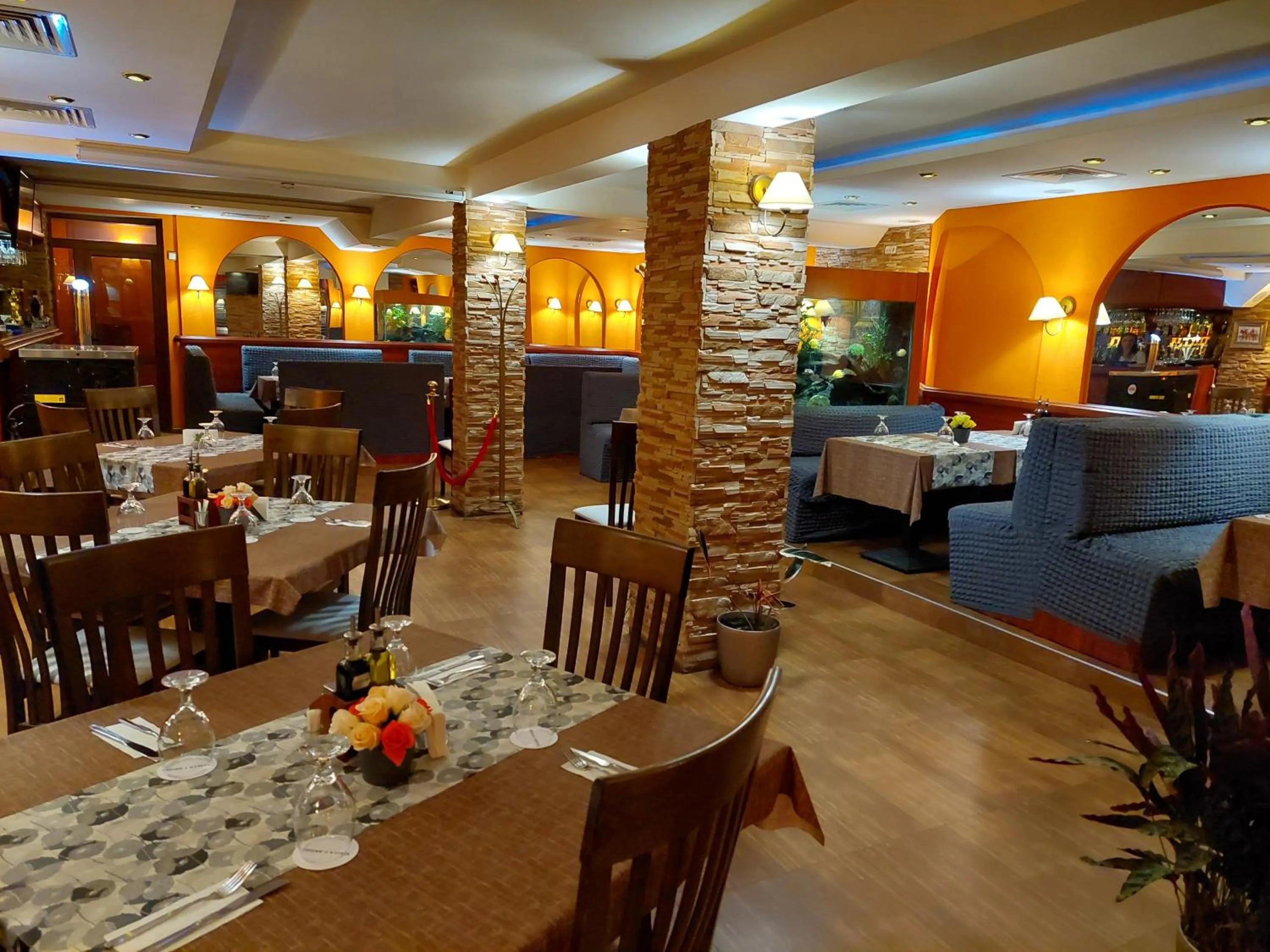 Restaurant/places to eat in Eleganza Family Hotel - Free Parking