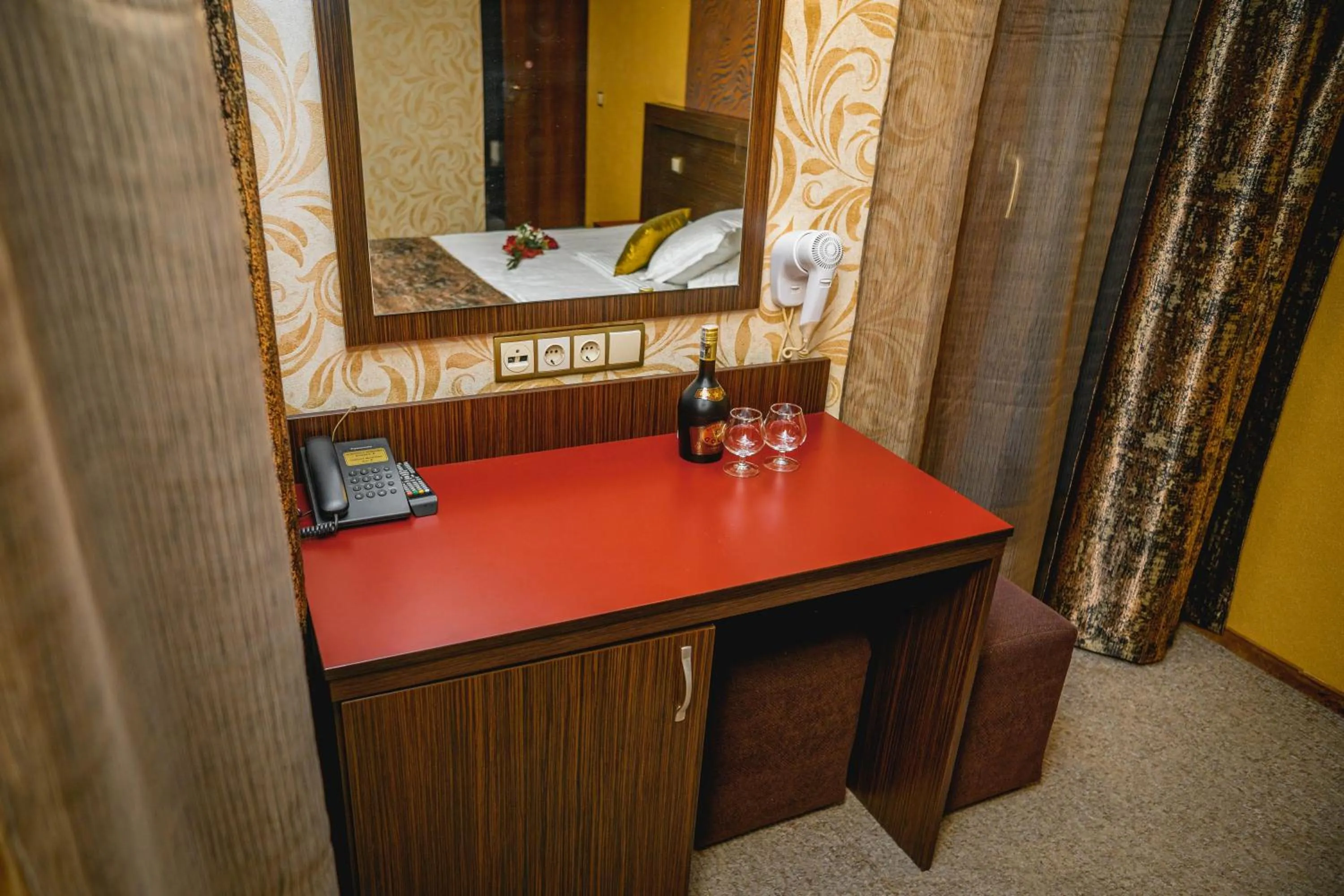 Eleganza Family Hotel - Free Parking