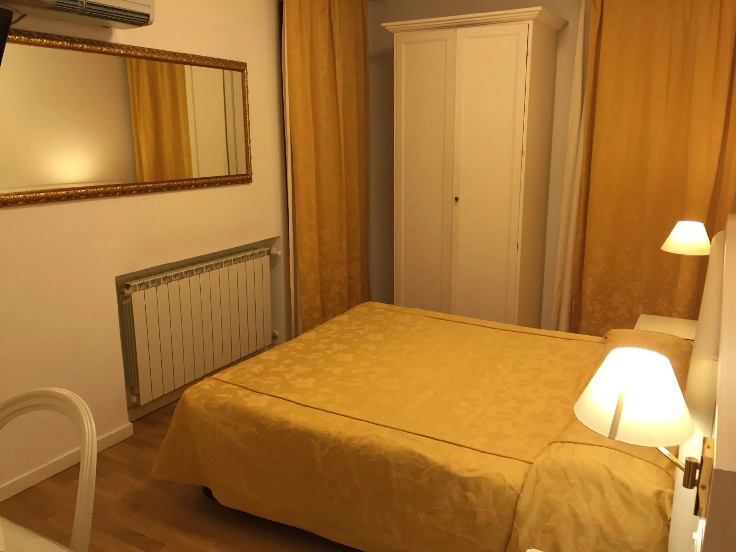 Photo of the whole room, Bed in Albergo ai Tolentini