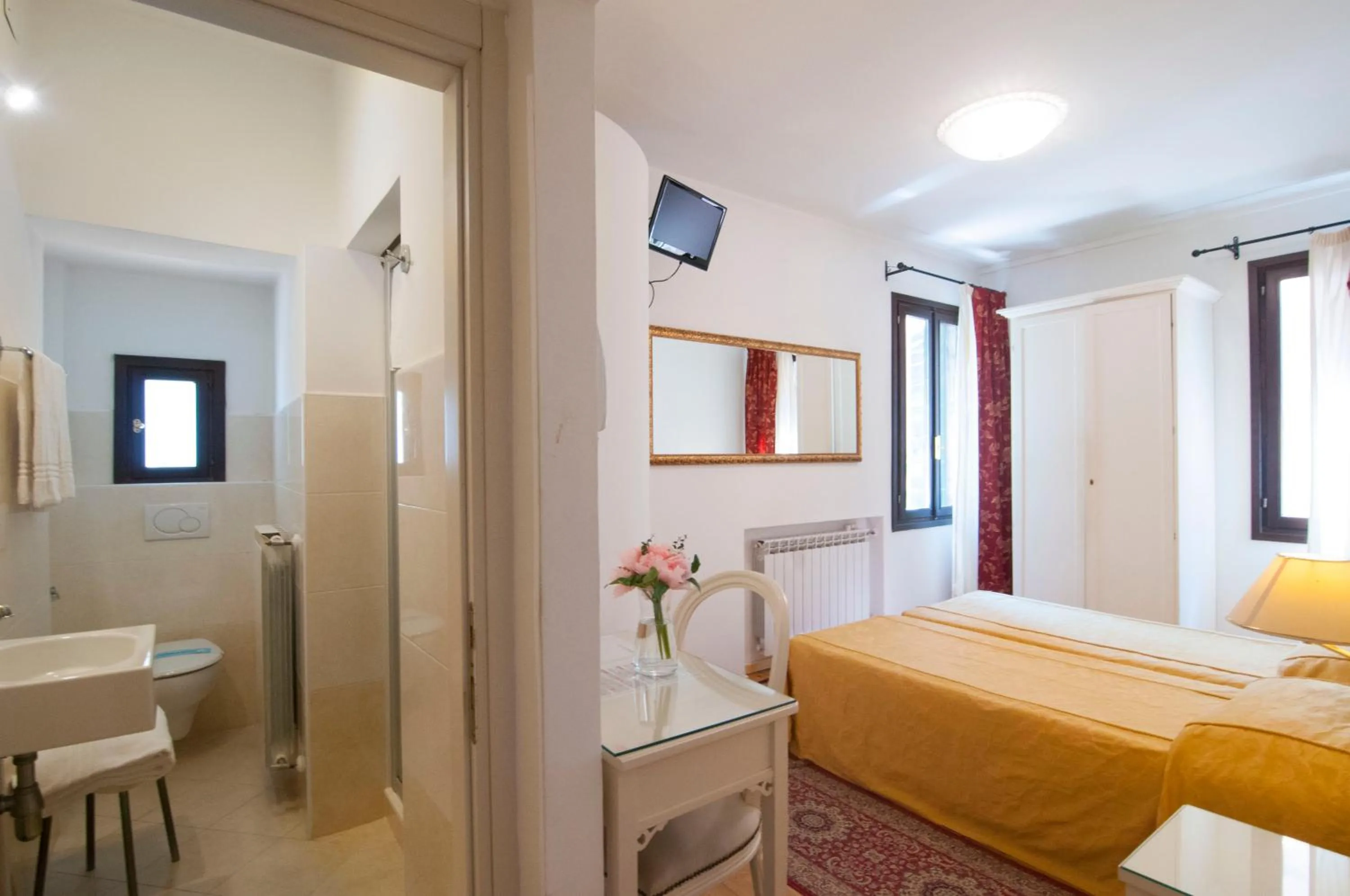 Bathroom, Bed in Albergo ai Tolentini