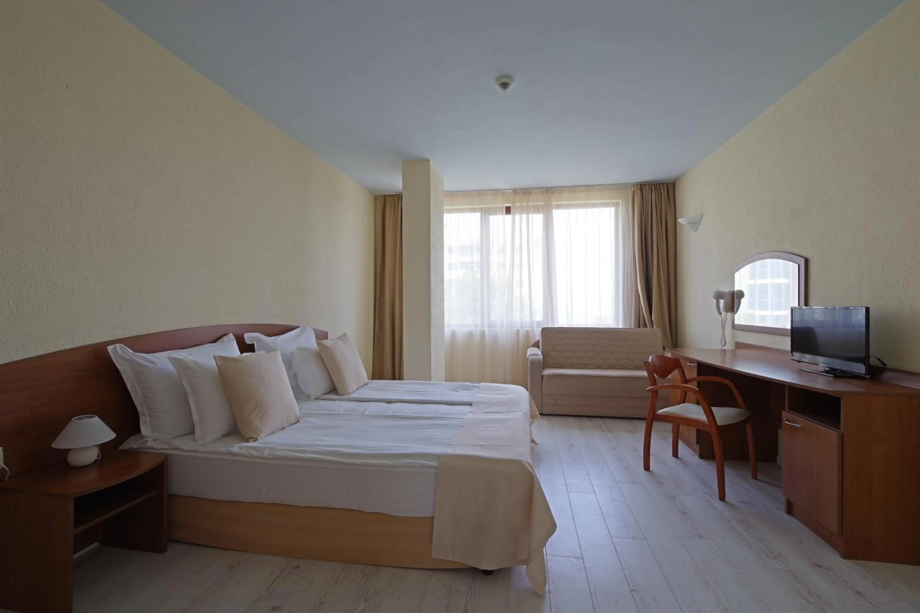 Photo of the whole room, Bed in Perla Plaza Hotel - All Inclusive