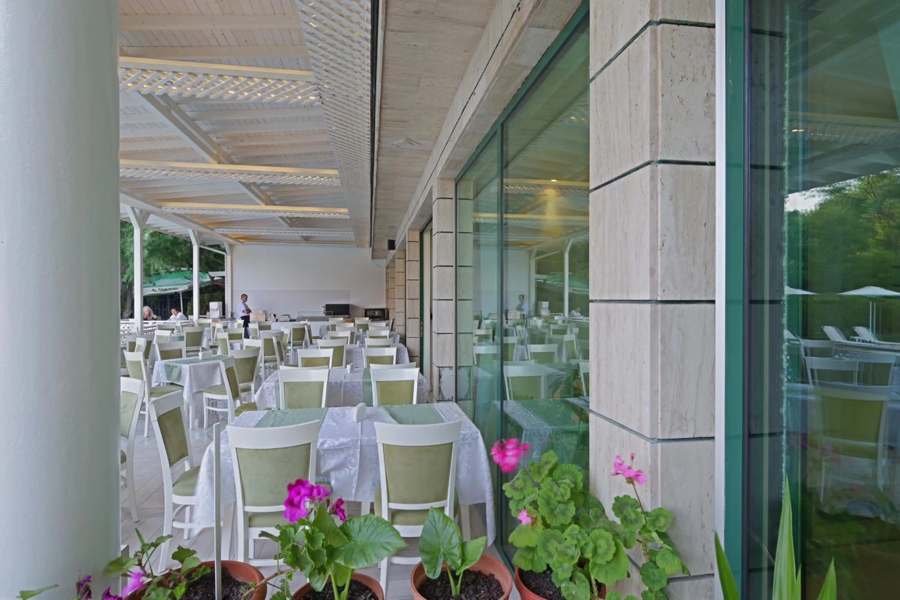 Restaurant/places to eat in Perla Plaza Hotel - All Inclusive