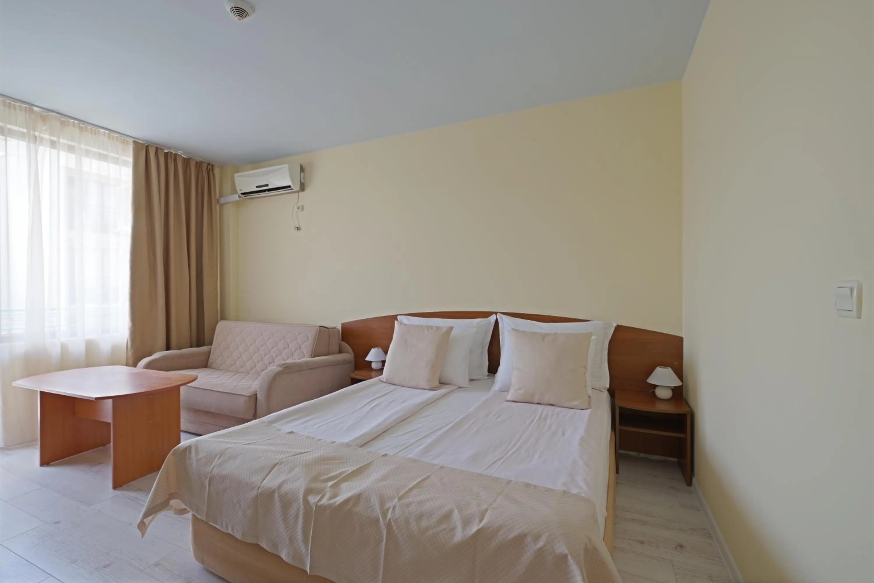 Photo of the whole room, Bed in Perla Plaza Hotel - All Inclusive