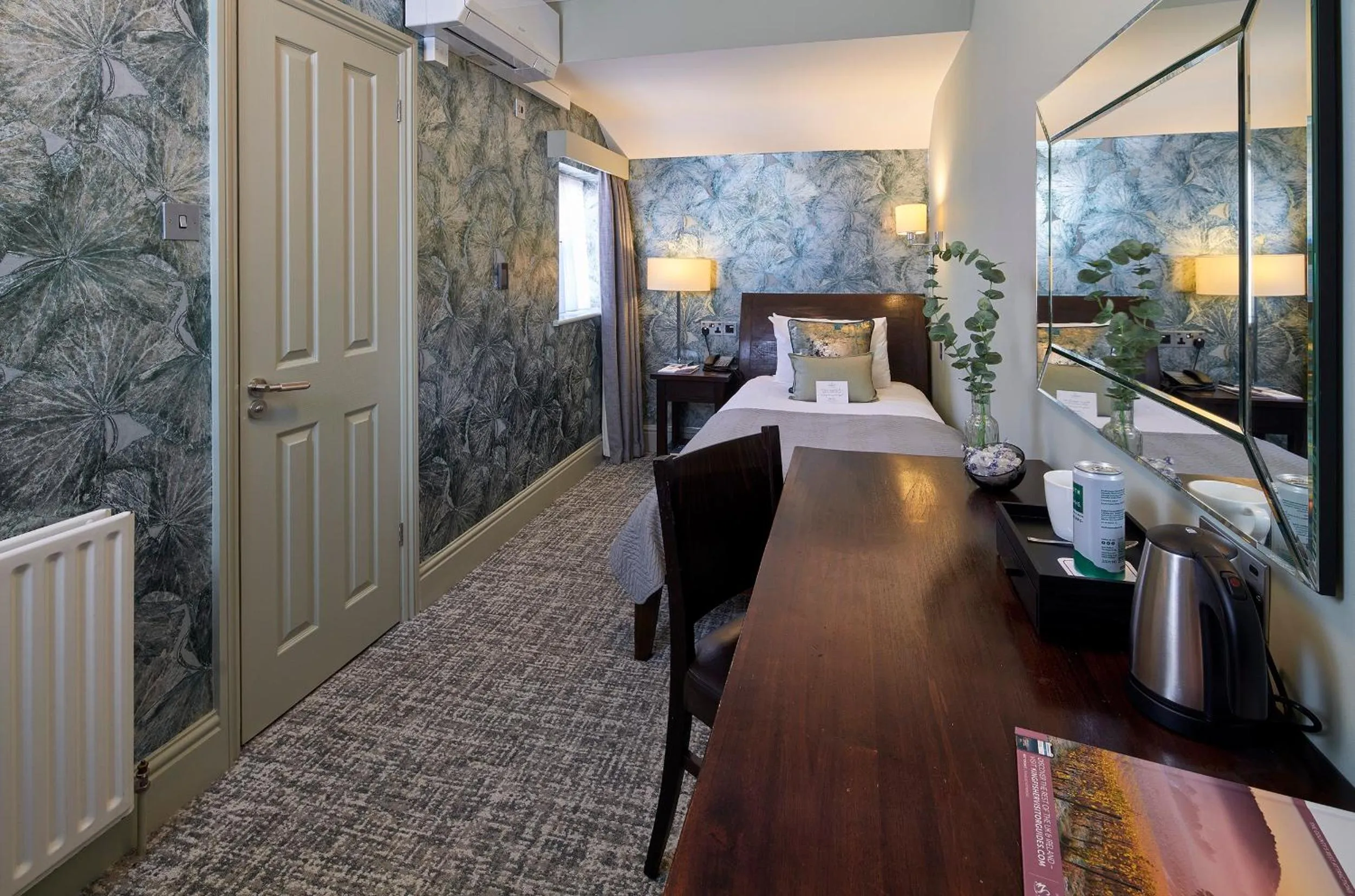 Photo of the whole room, Bed in Mandolay Hotel Guildford