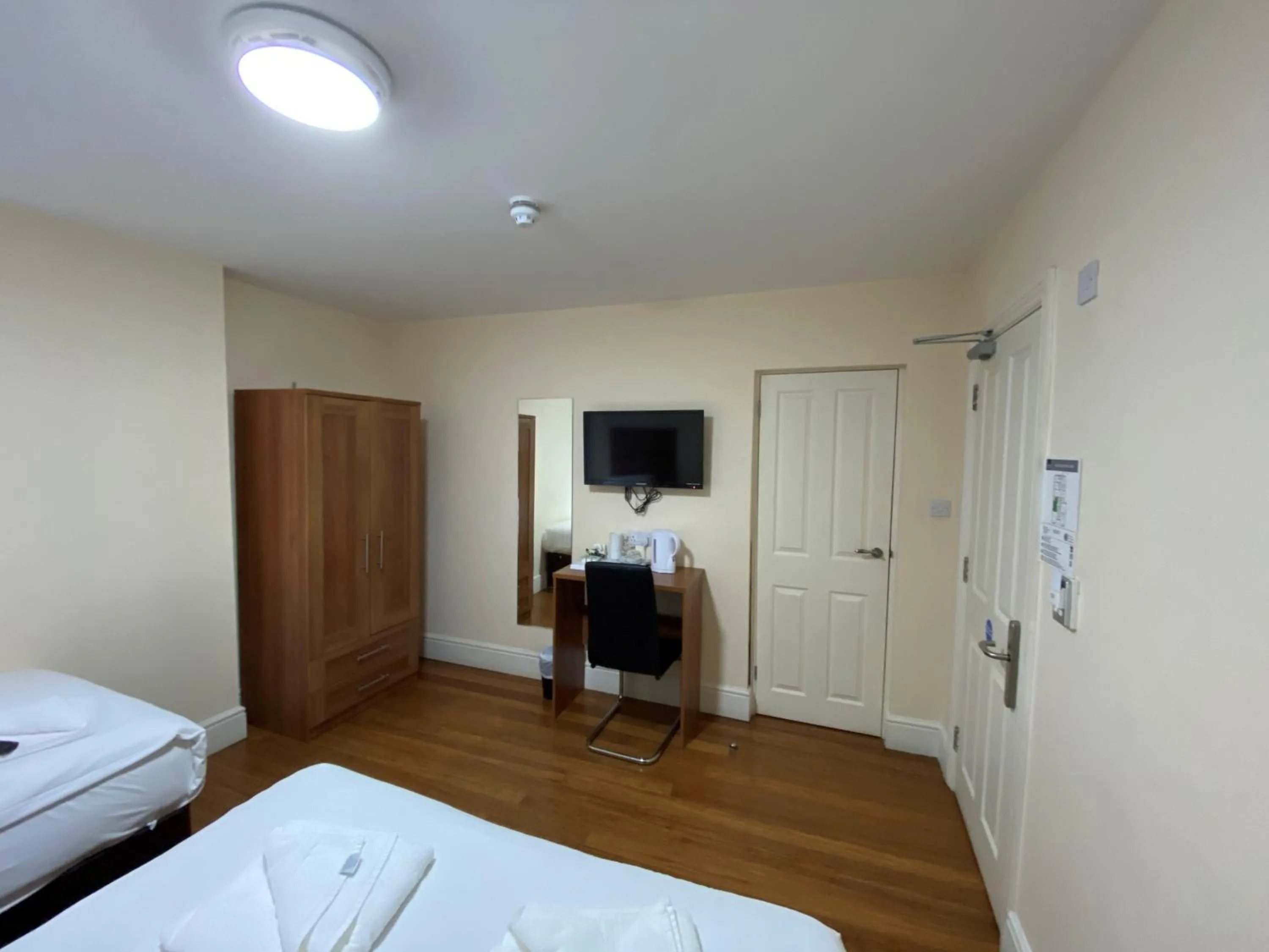 Bed in Buckingham Hotel