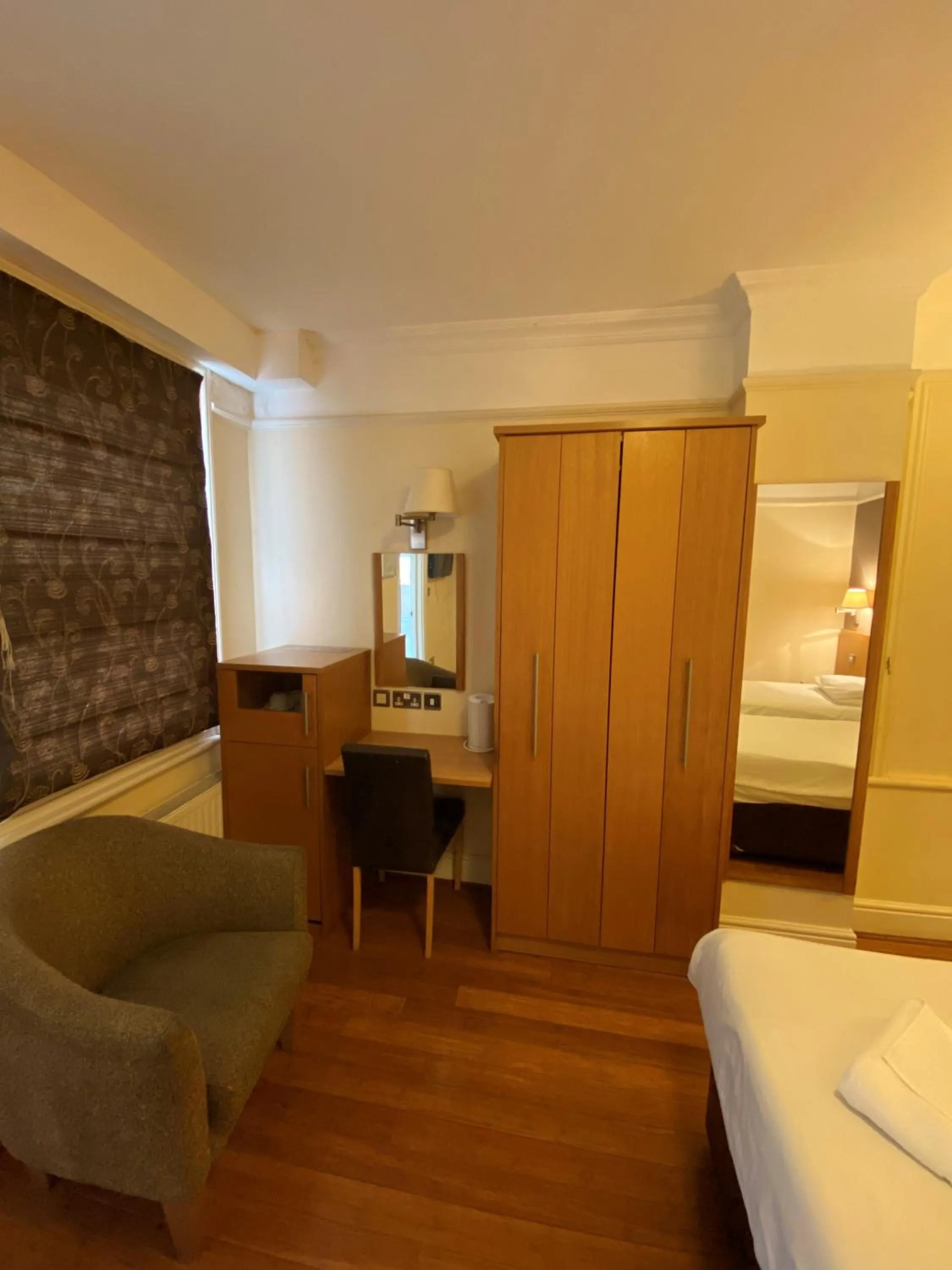 Bed in Buckingham Hotel