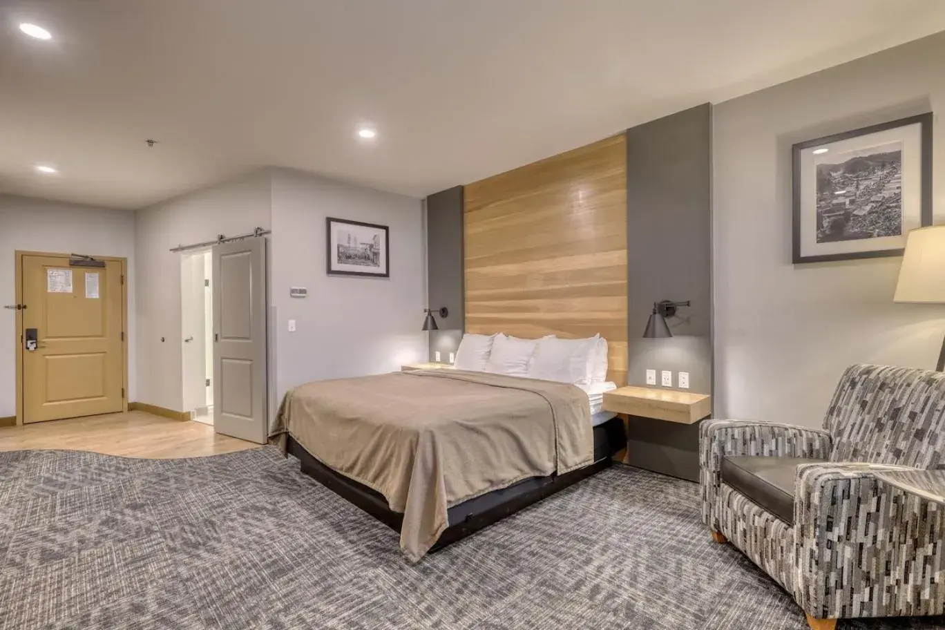 Standard King Room in The Lodge at Deadwood Standard King Room in The Lodge at Deadwood