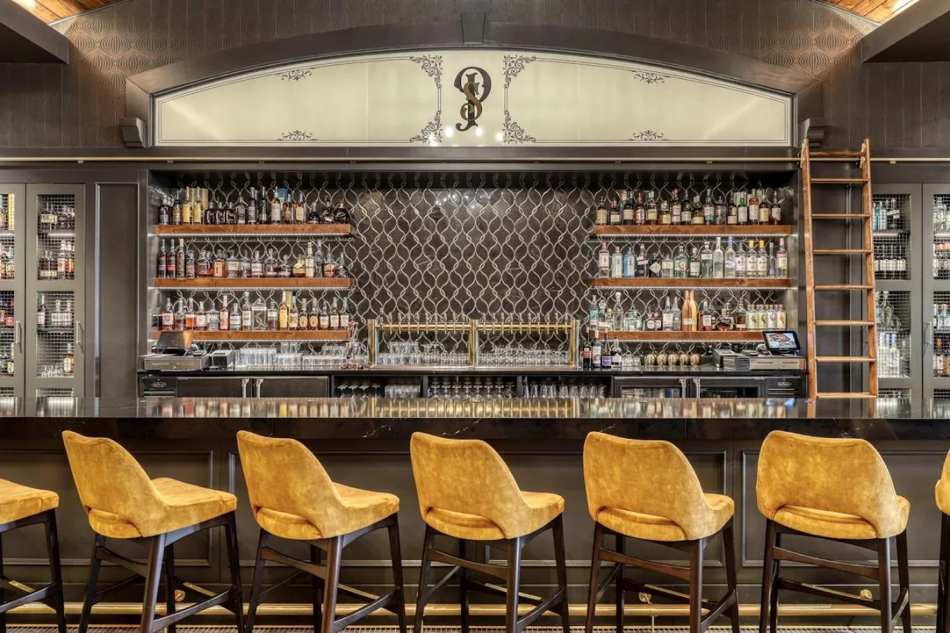 Lounge or bar in The Lodge at Deadwood