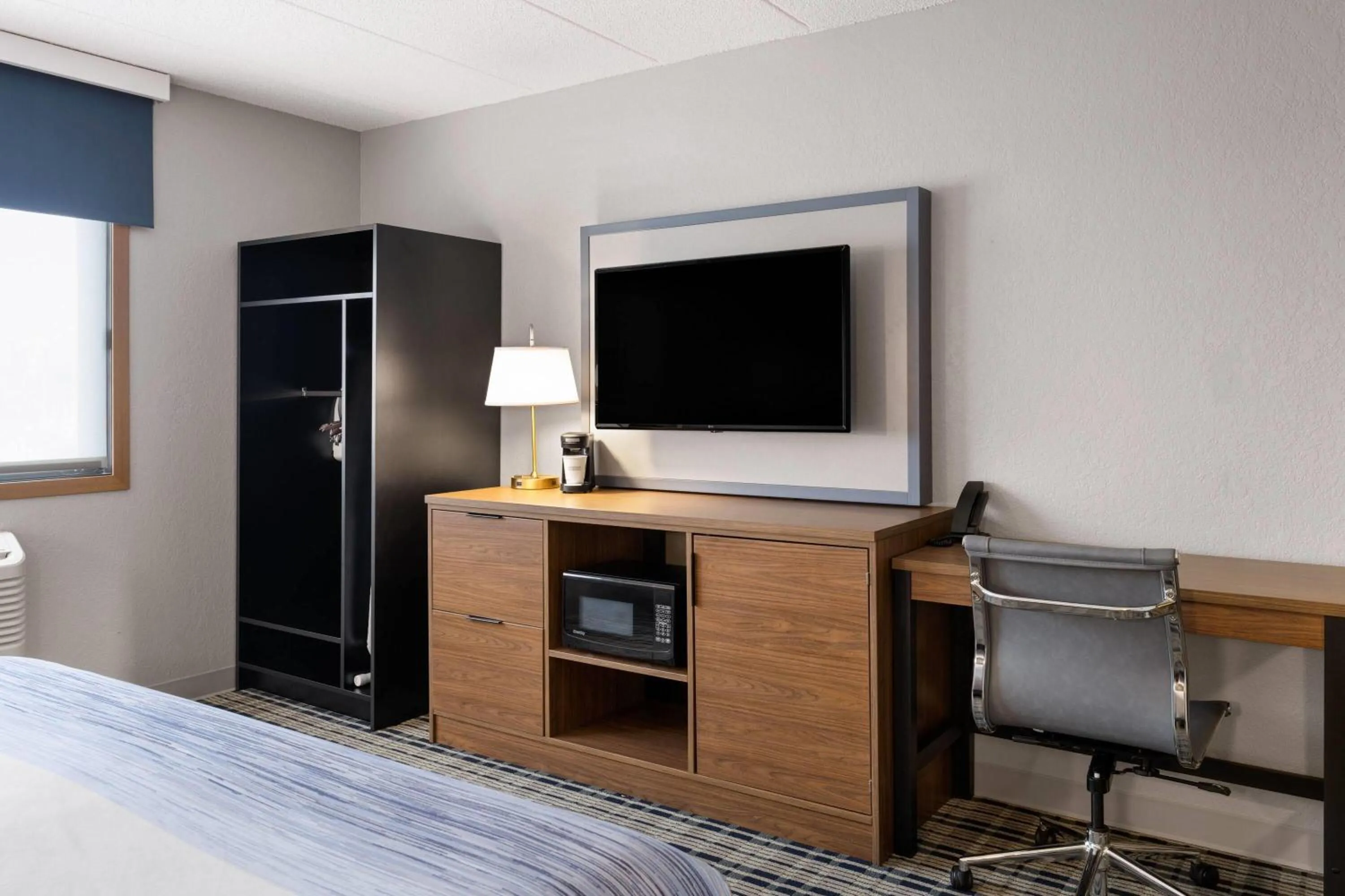 Photo of the whole room, Bed in AmericInn by Wyndham Alexandria