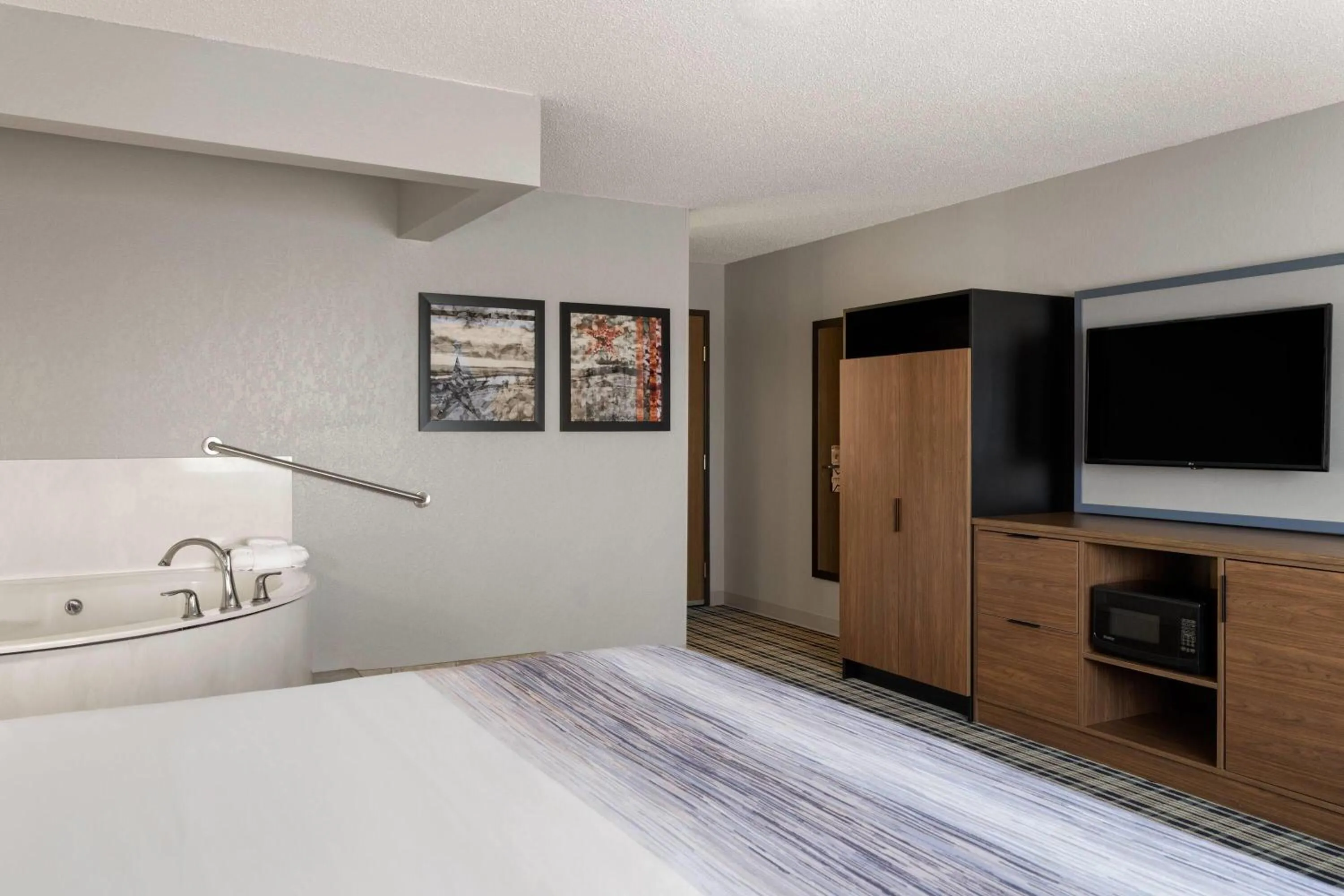 Bath, Bed in AmericInn by Wyndham Alexandria