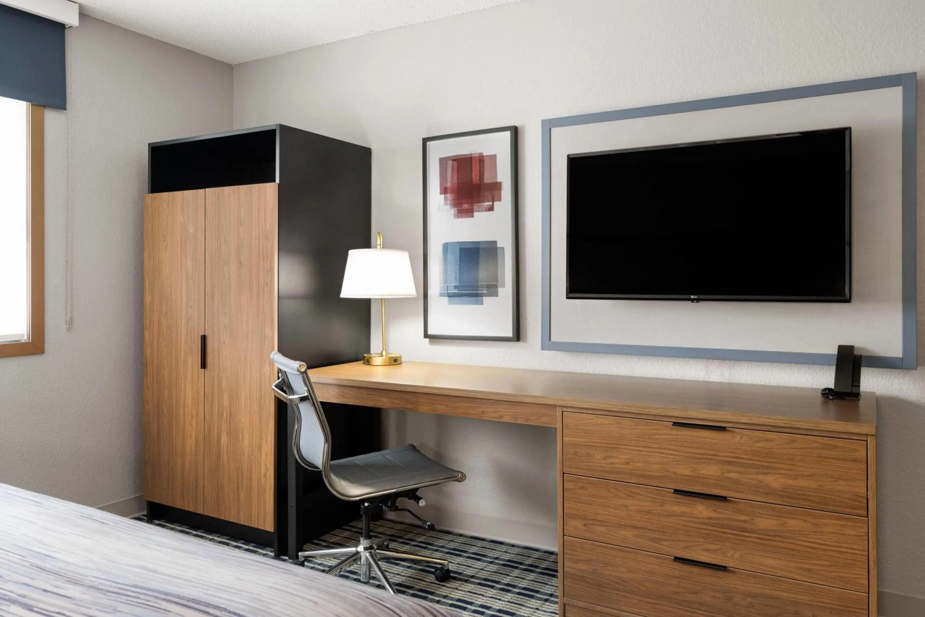 Bath, Bed in AmericInn by Wyndham Alexandria