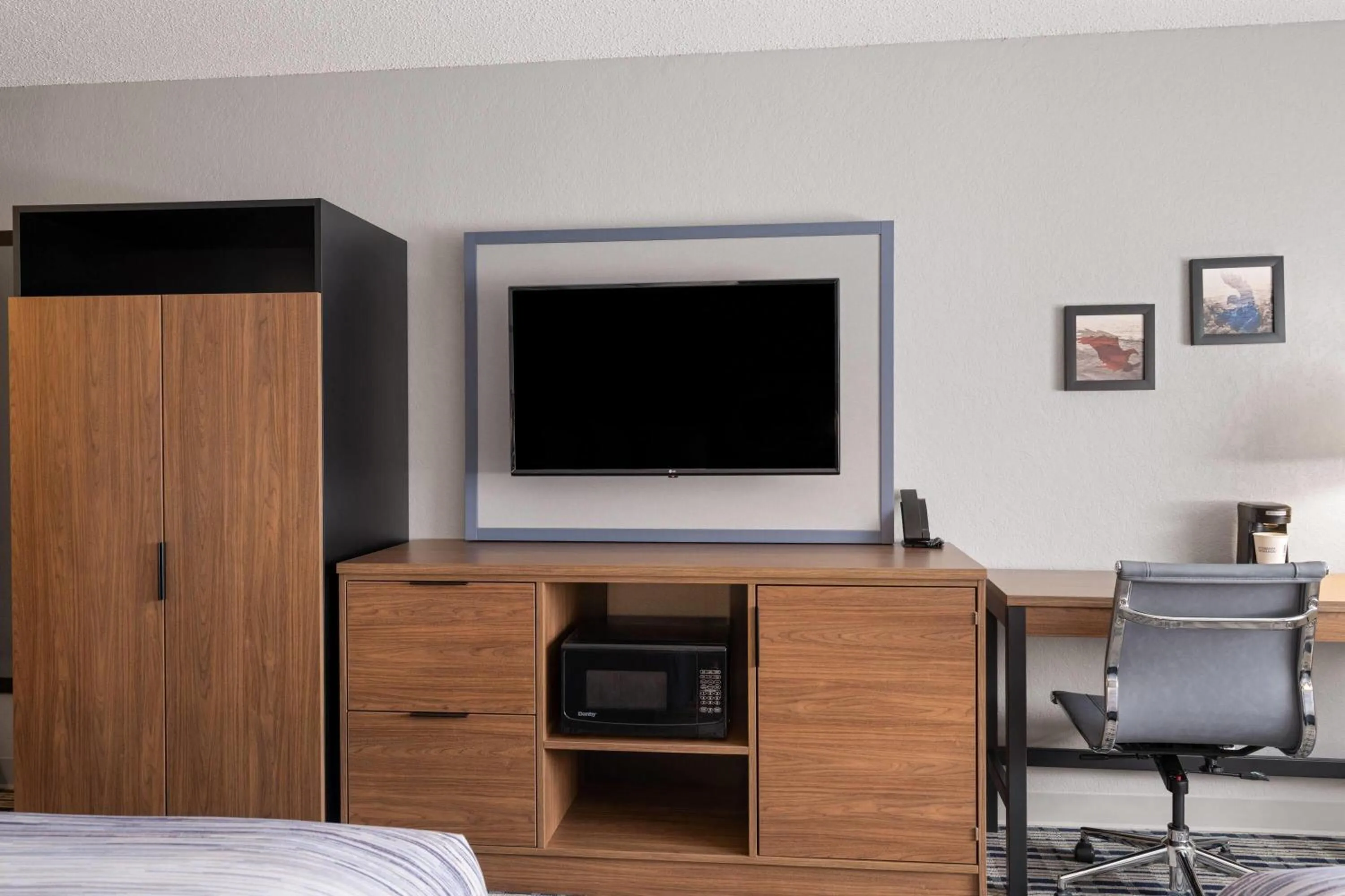 Photo of the whole room, Bed in AmericInn by Wyndham Alexandria