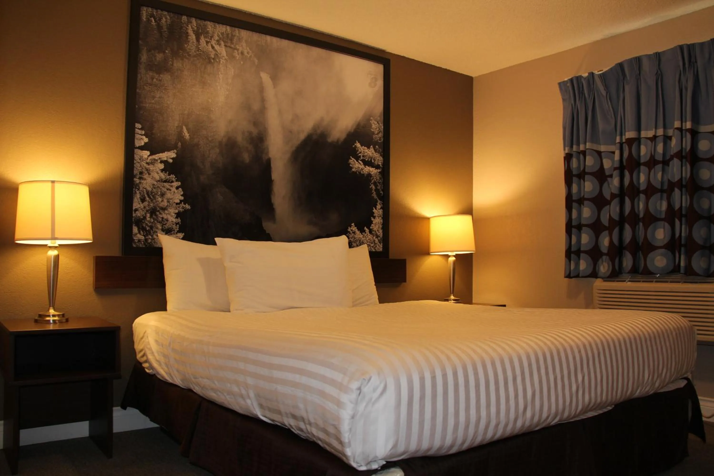 Photo of the whole room, Bed in Super 8 by Wyndham Kamloops On The Hill