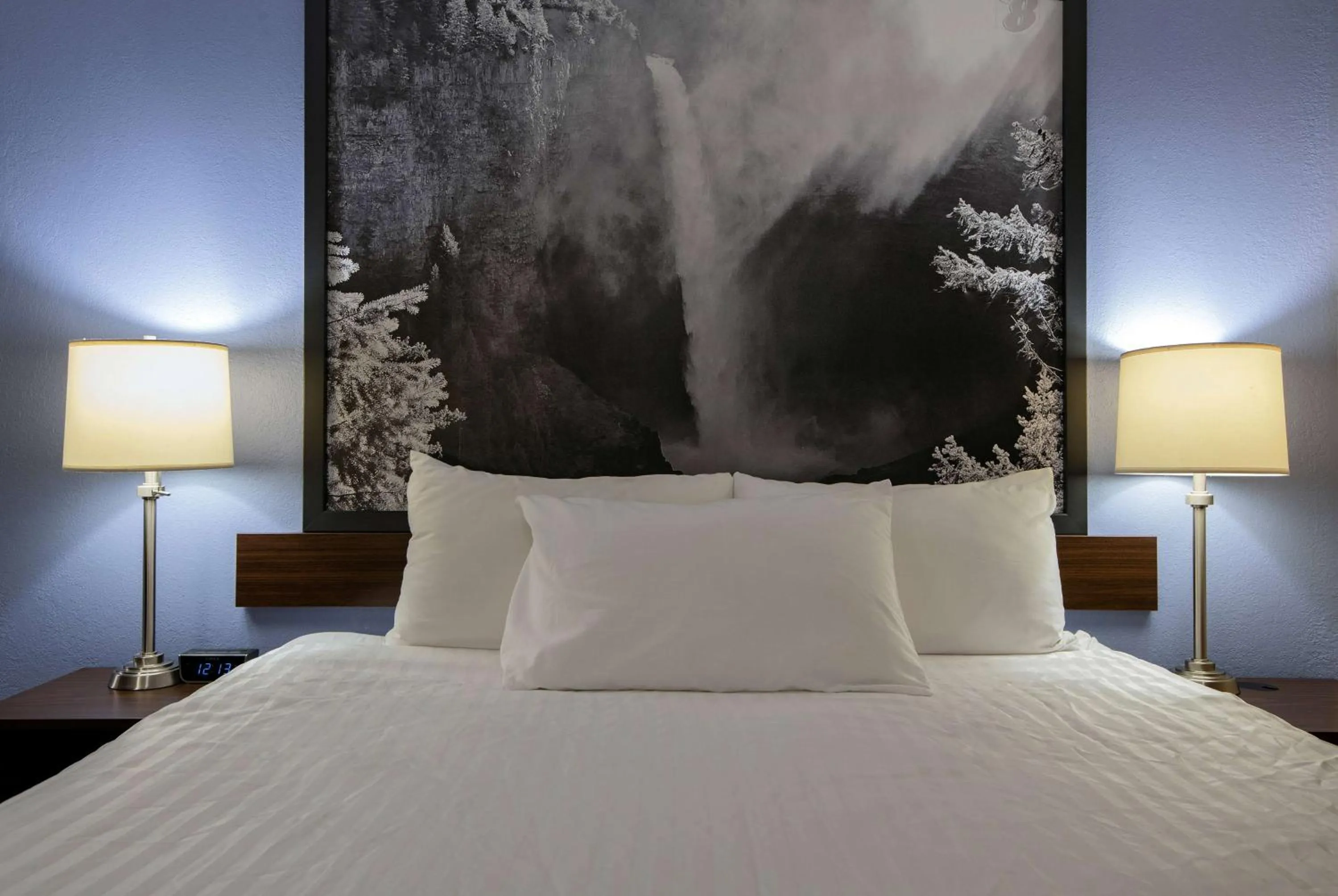 Photo of the whole room, Bed in Super 8 by Wyndham Kamloops On The Hill