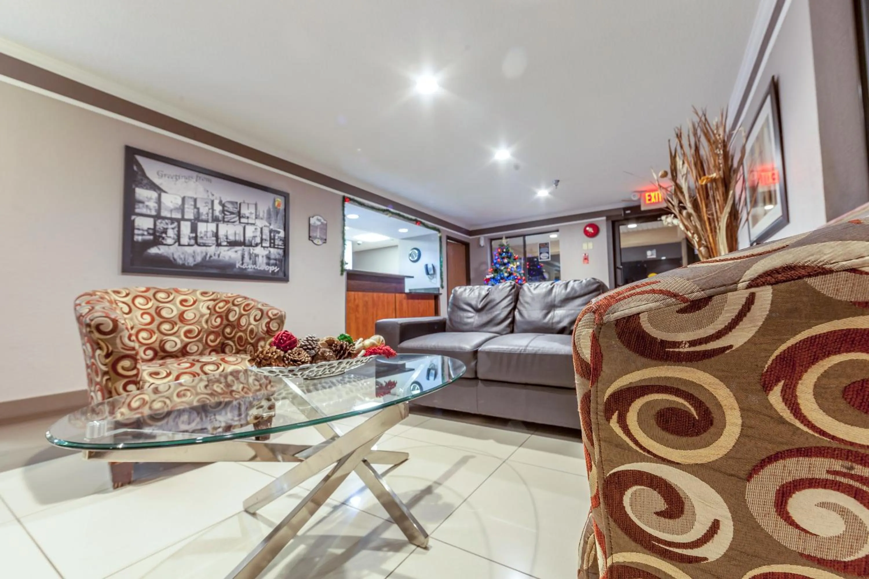 Lobby or reception, Bed in Super 8 by Wyndham Kamloops On The Hill