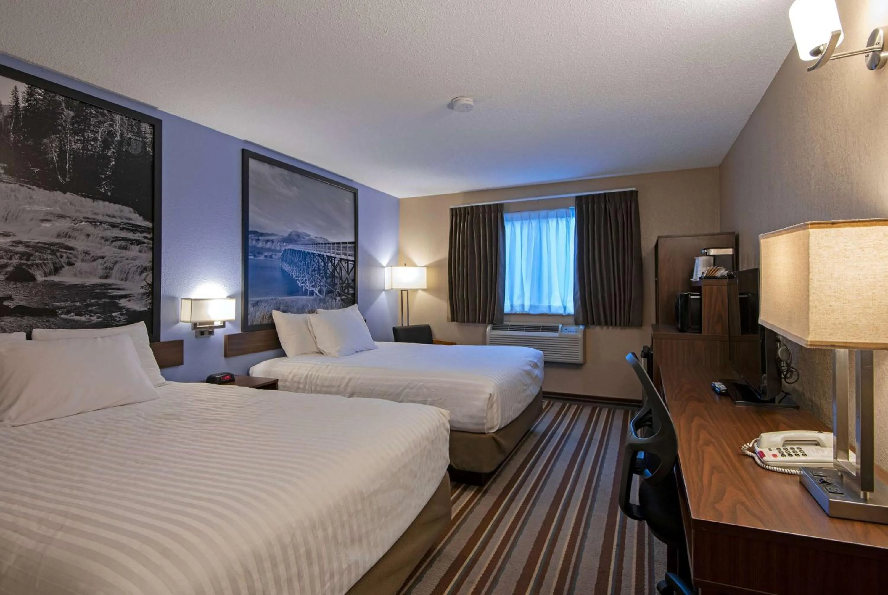 Photo of the whole room, Bed in Super 8 by Wyndham Kamloops On The Hill