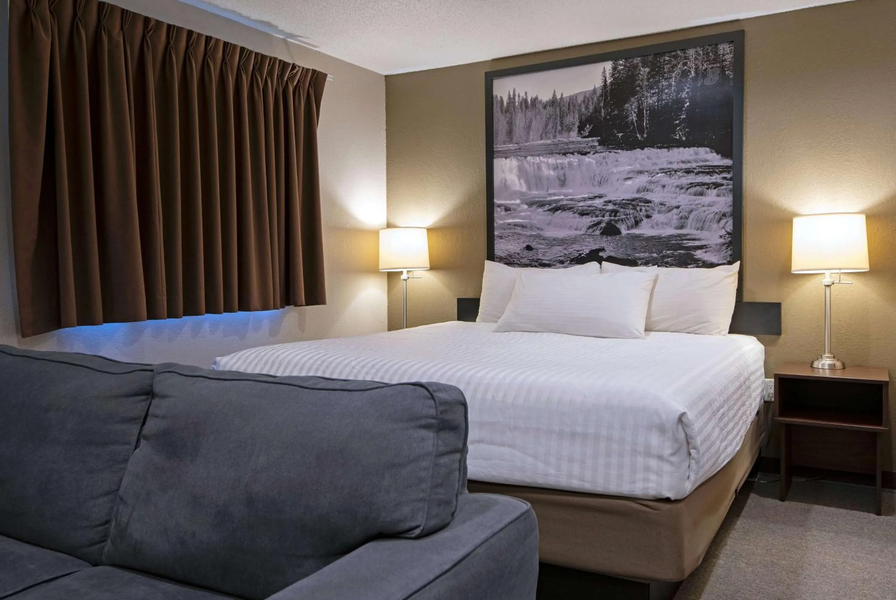 Photo of the whole room, Bed in Super 8 by Wyndham Kamloops On The Hill