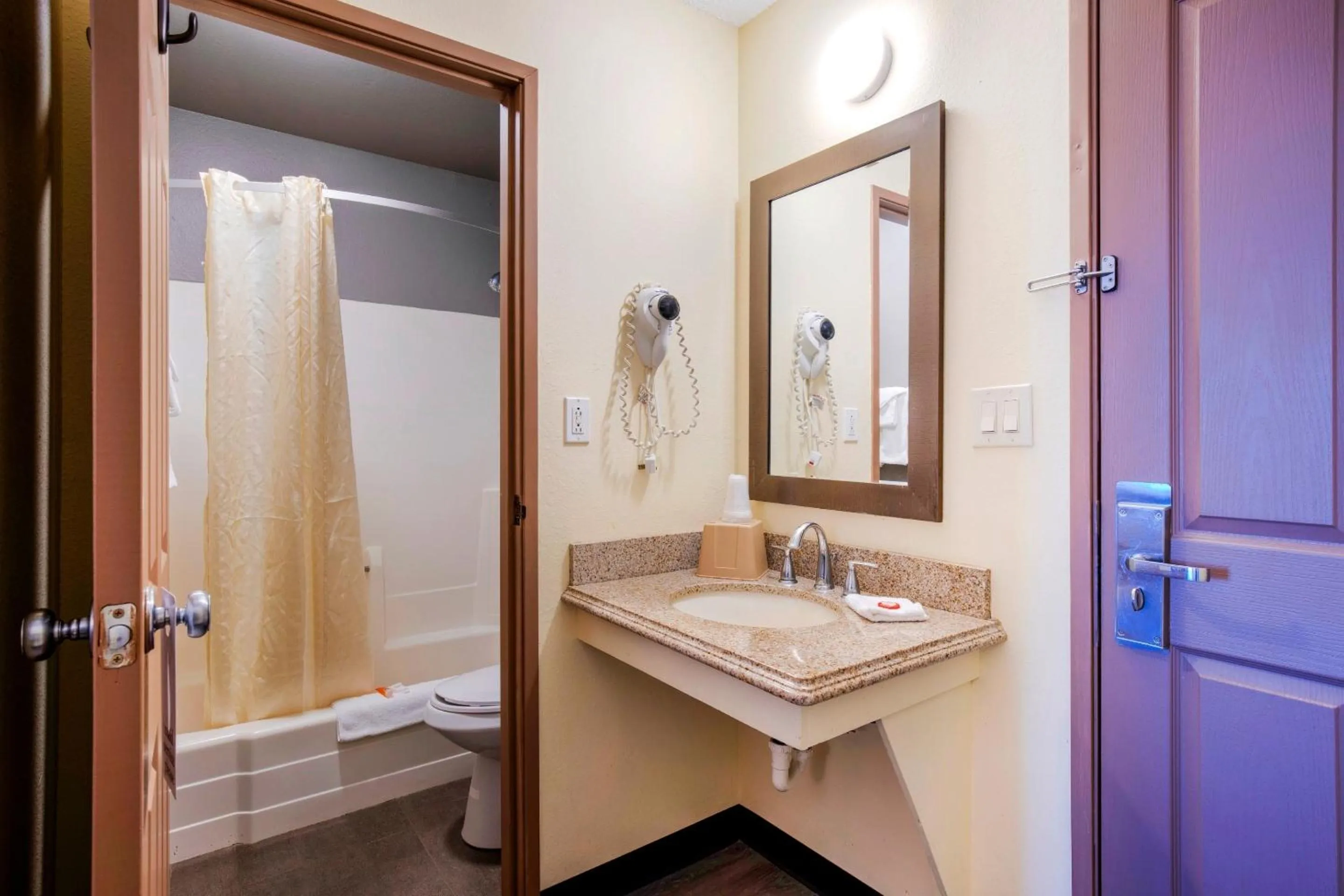Bathroom in Rockview Hotel Castle Rock Downtown