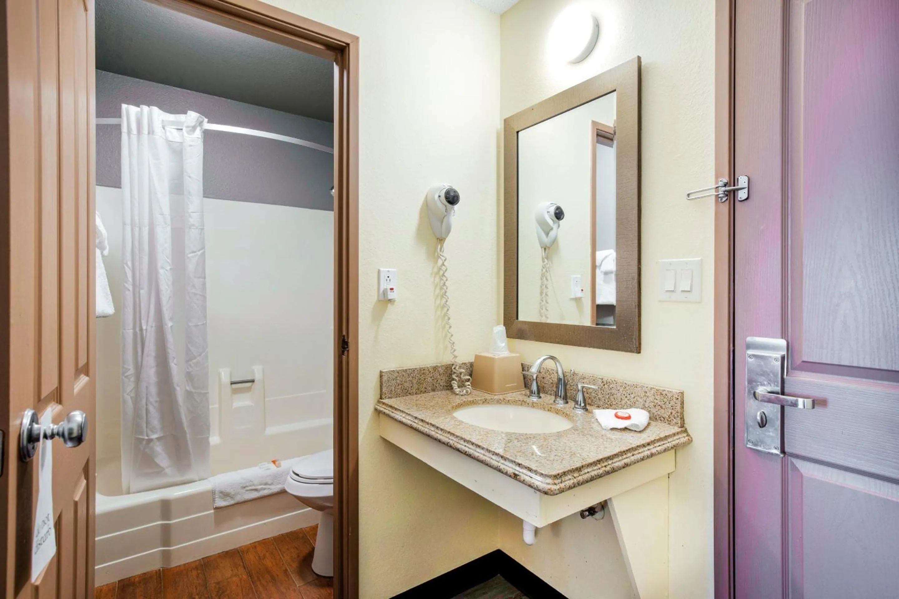 Bathroom in Rockview Hotel Castle Rock Downtown