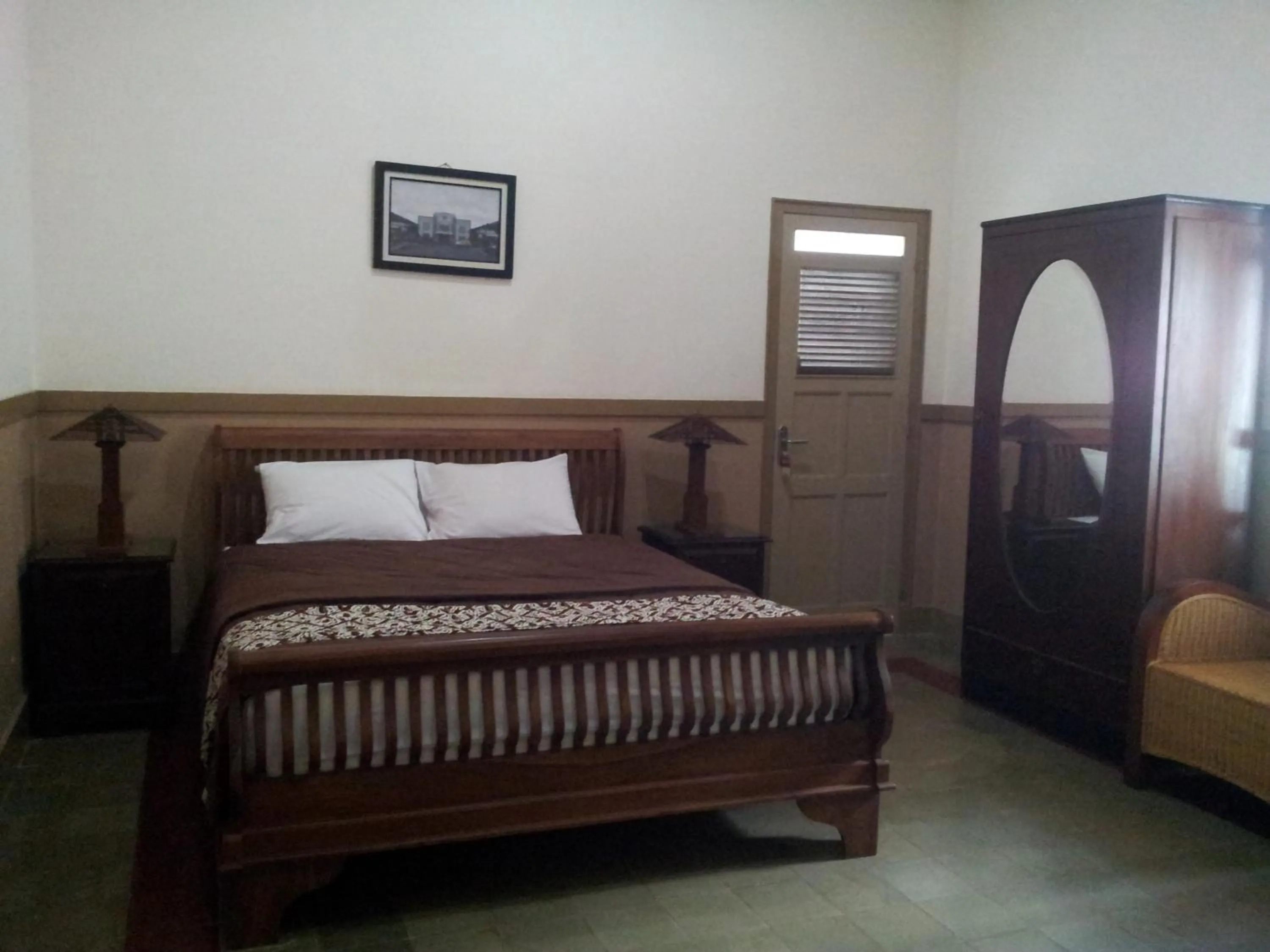 Bed in Ndalem Suratin Guesthouse