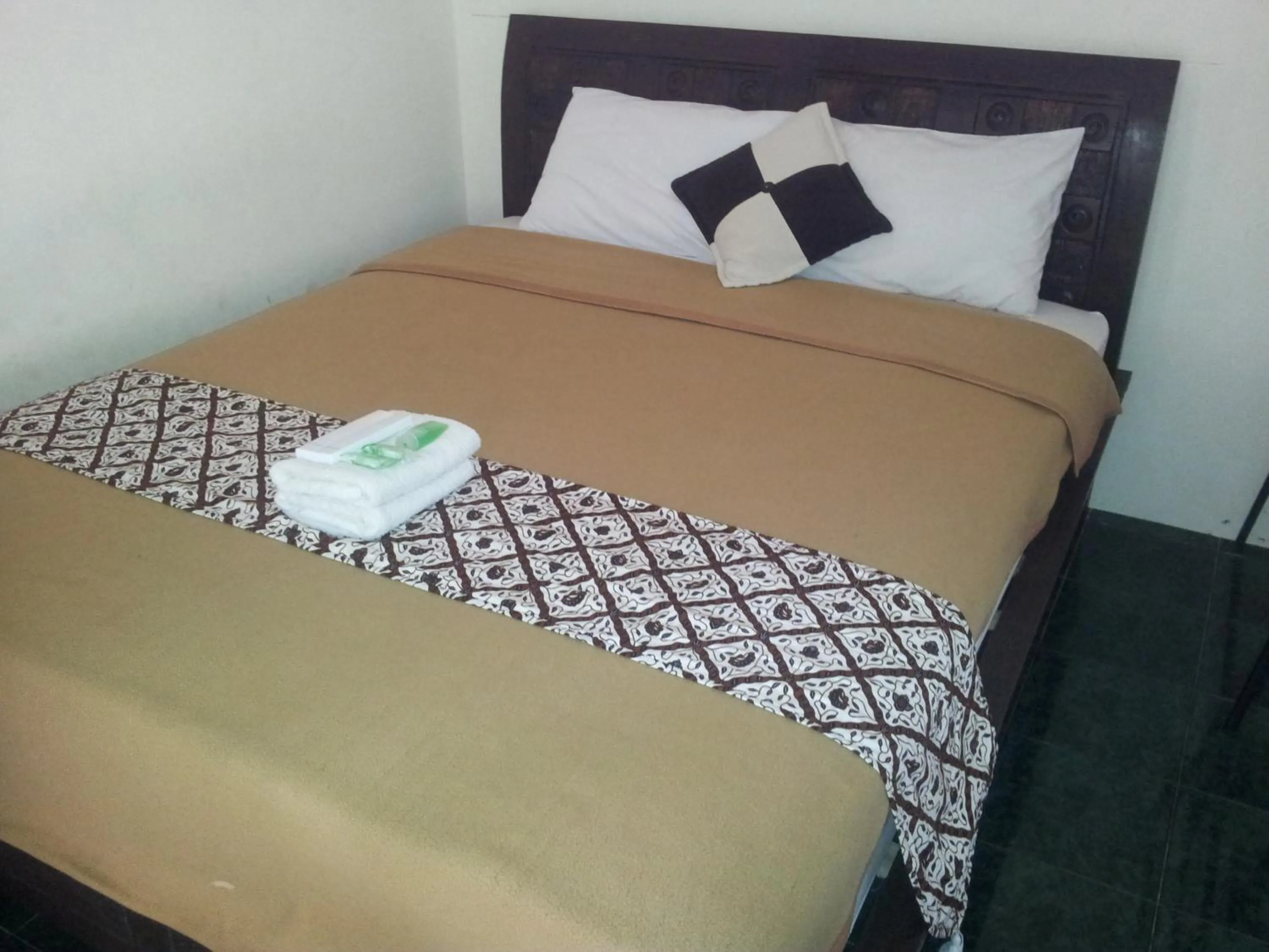 Bed in Ndalem Suratin Guesthouse