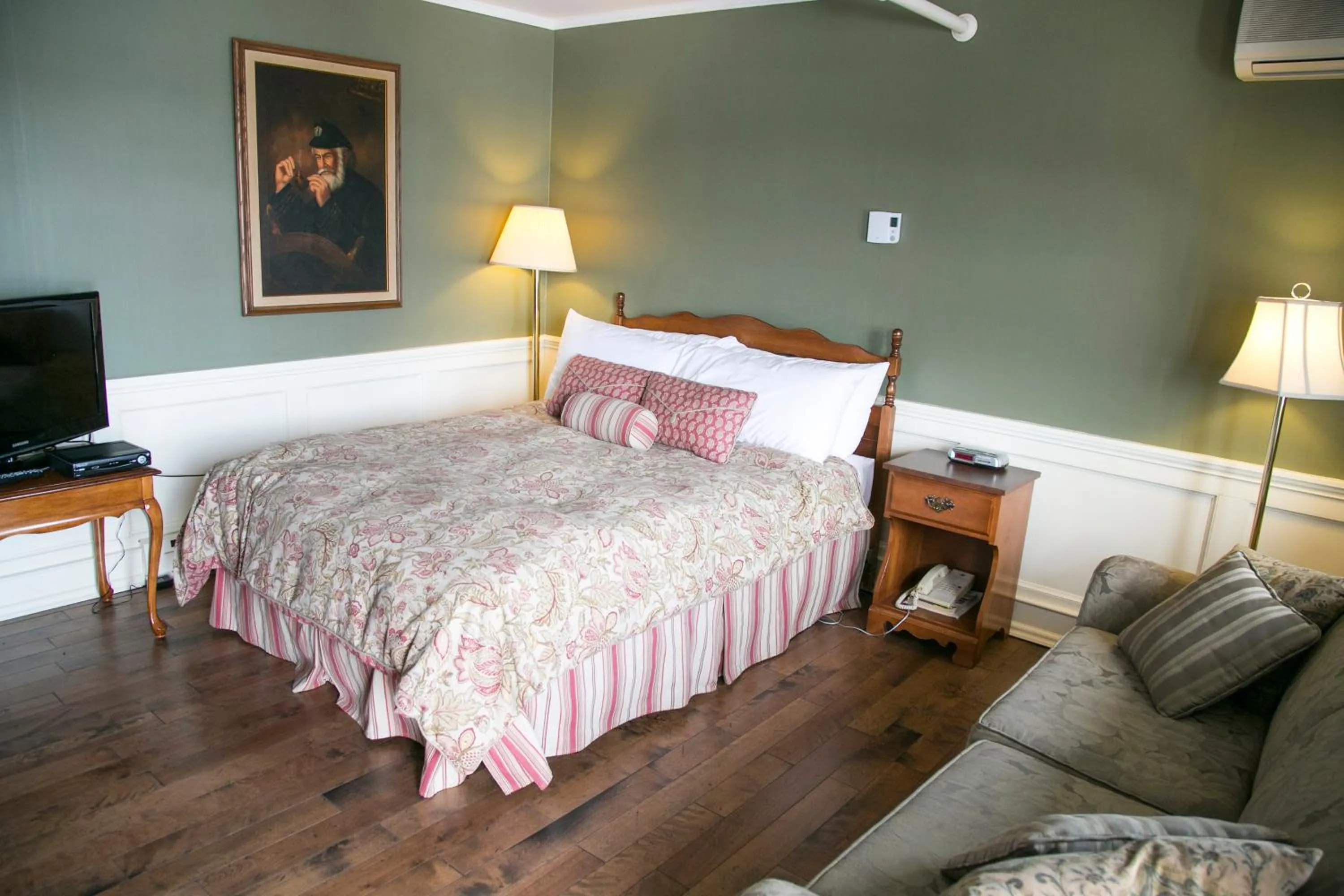 Seating area, Bed in Lanes Privateer Inn