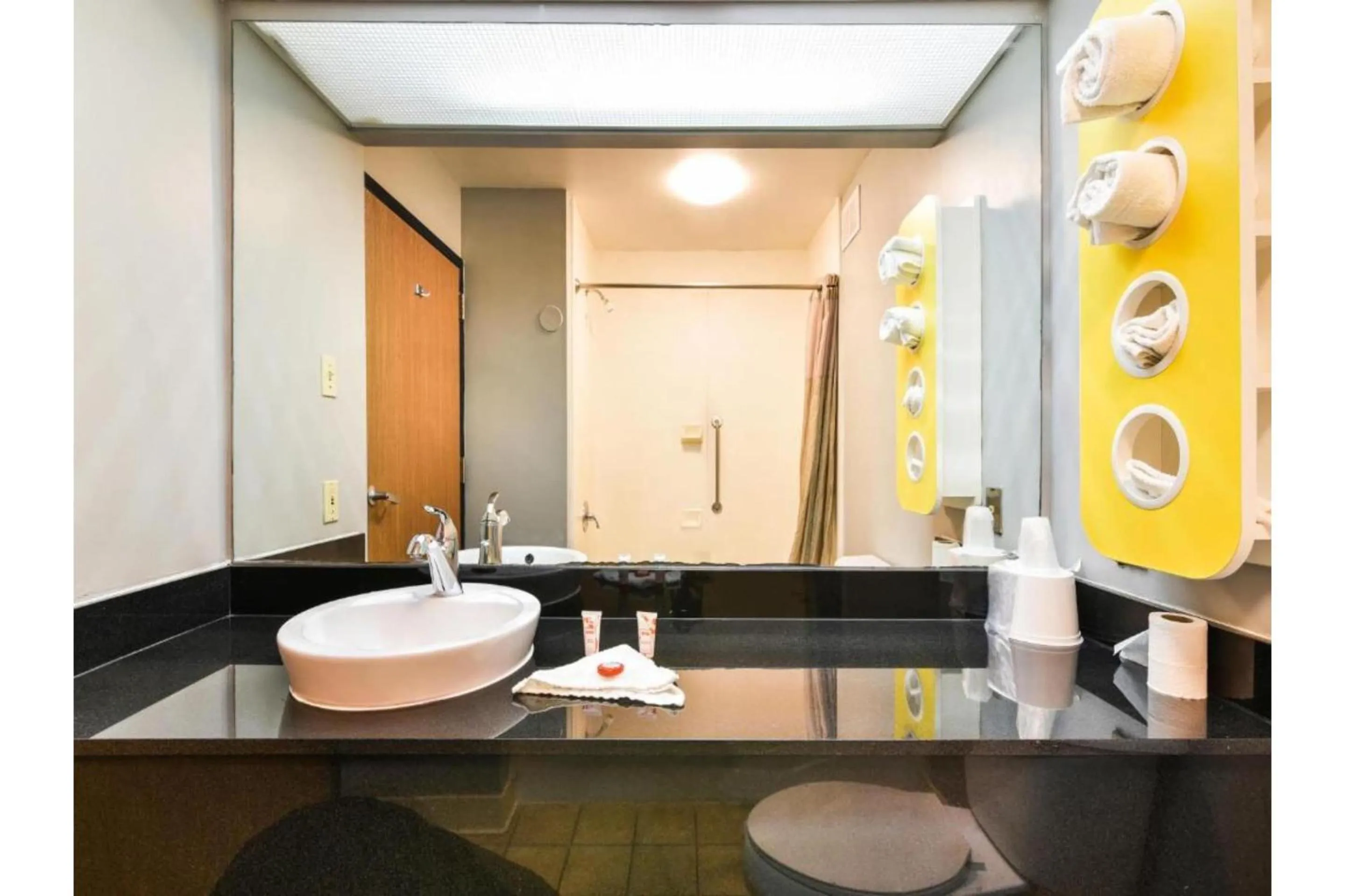 Bathroom in OYO Townhouse Inn Jacksonville near Little Rock Air Force Base