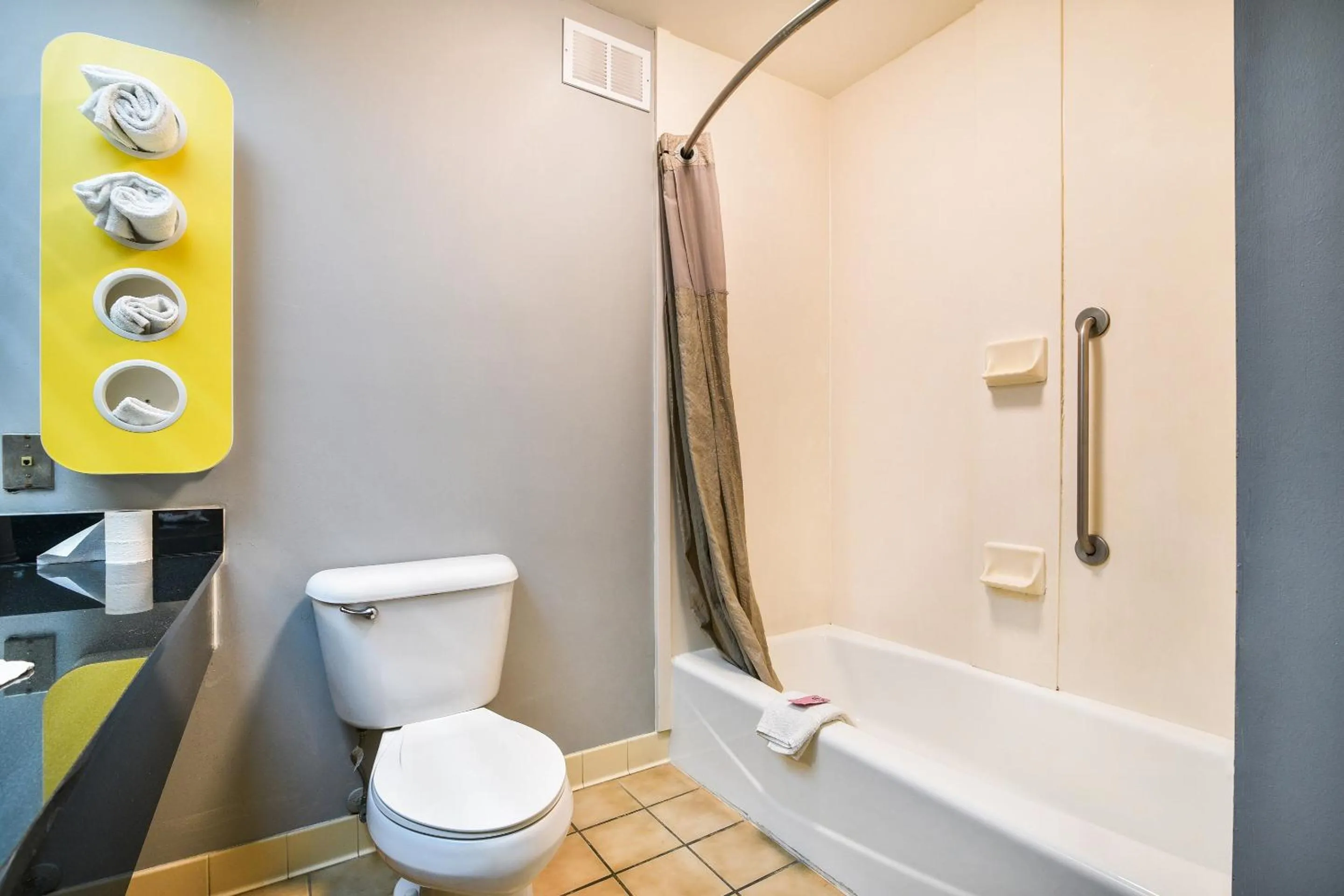 Bathroom in OYO Townhouse Inn Jacksonville near Little Rock Air Force Base