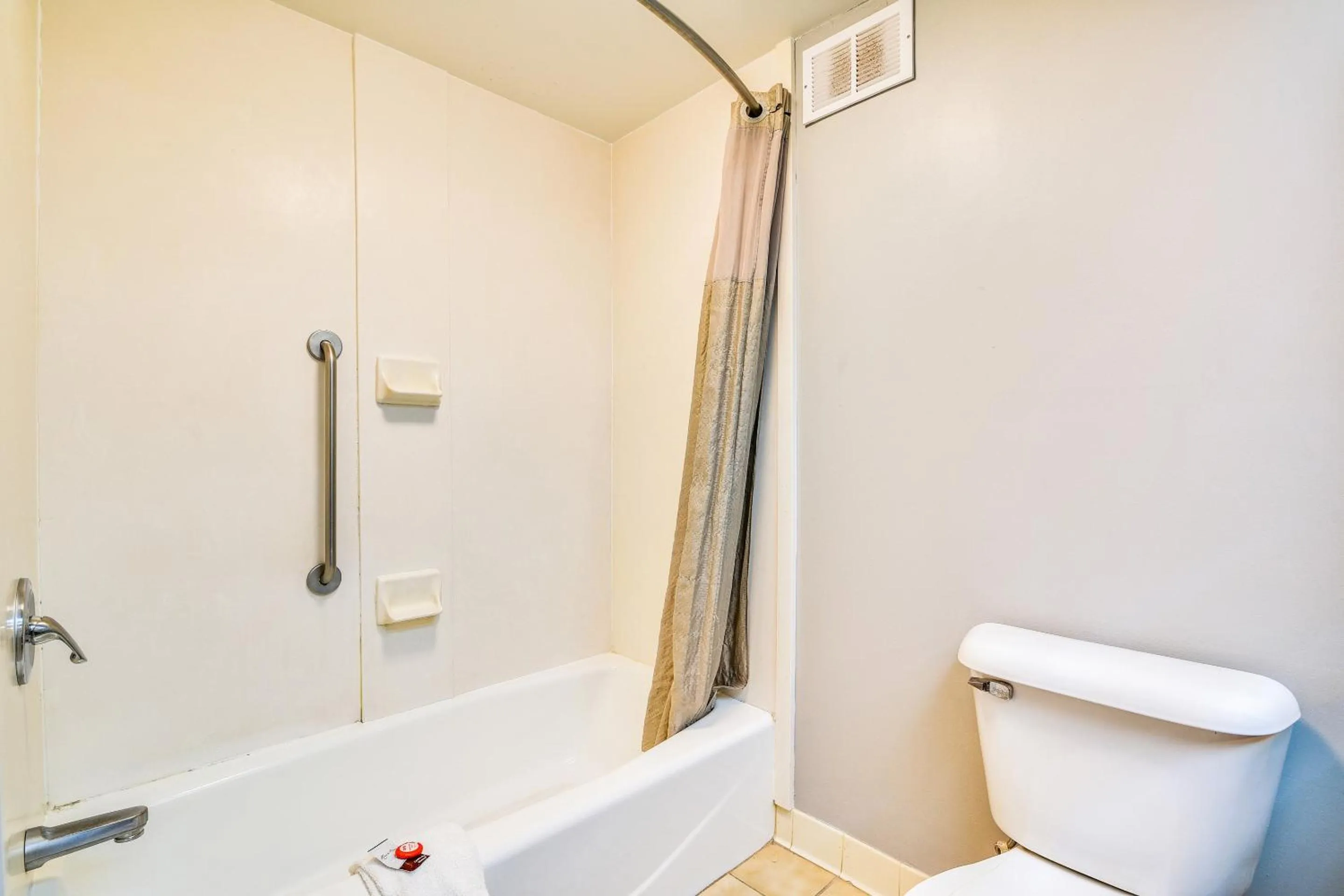 Bathroom in OYO Townhouse Inn Jacksonville near Little Rock Air Force Base