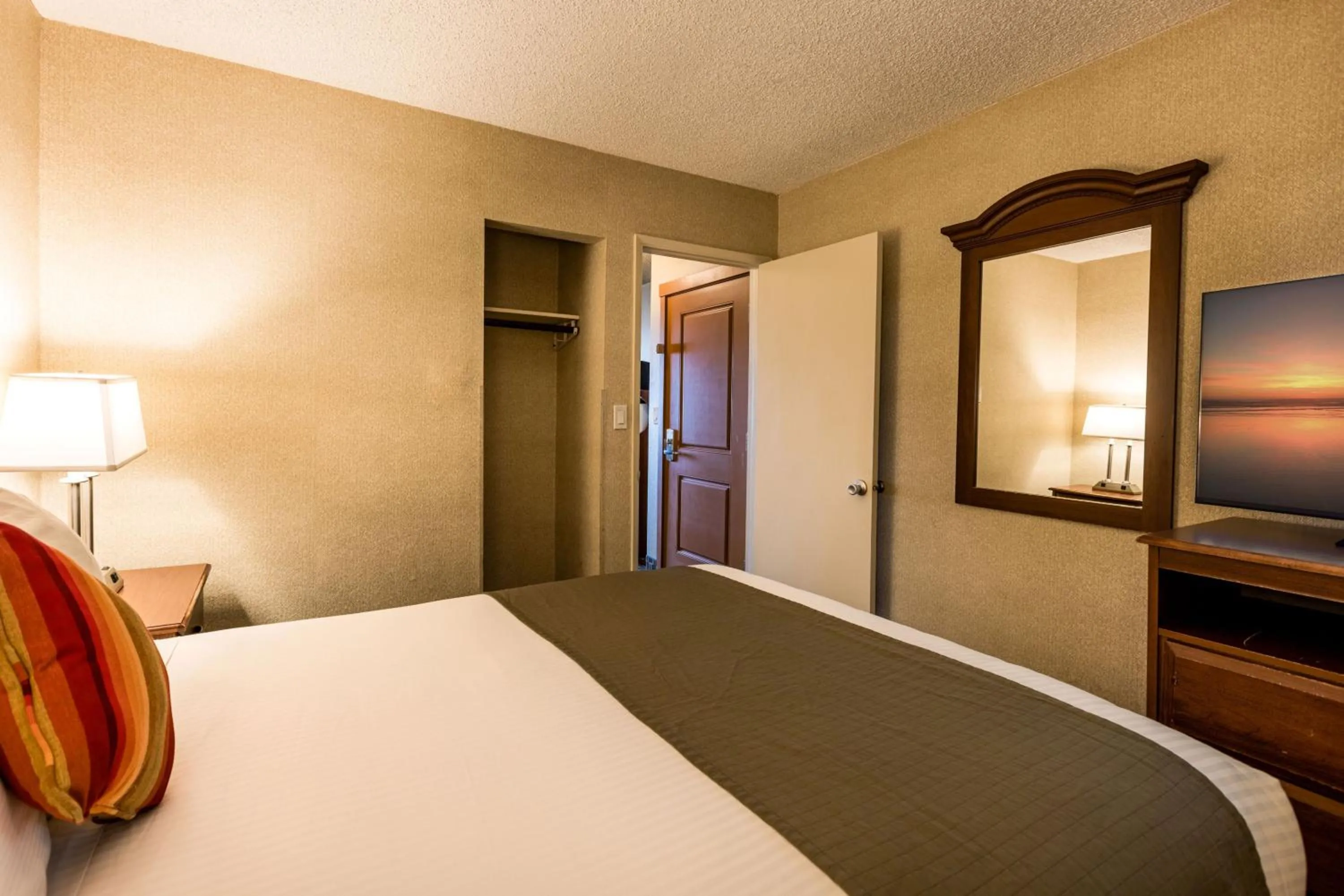 Bed in Ebb Tide Oceanfront Inn