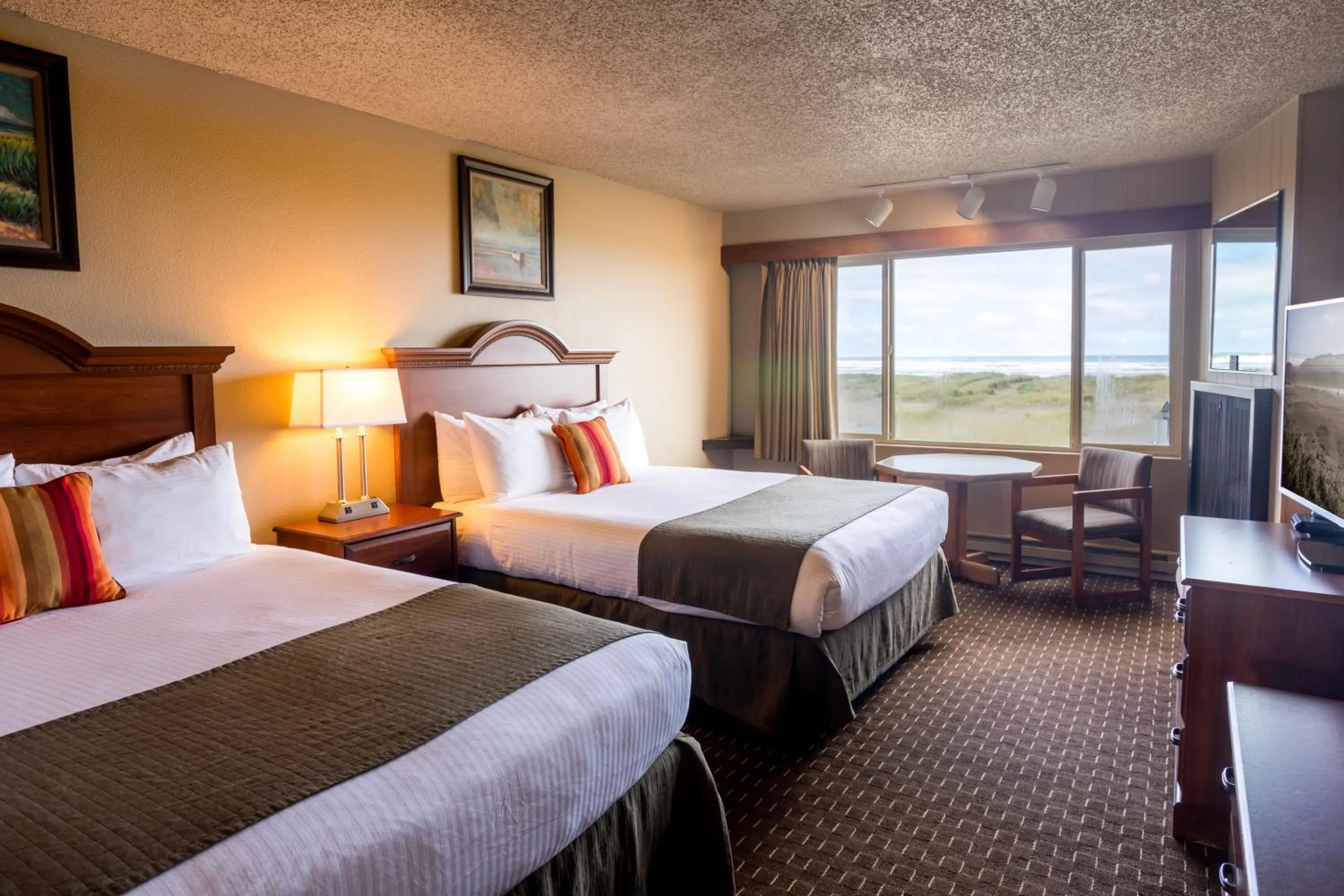 Bed in Ebb Tide Oceanfront Inn