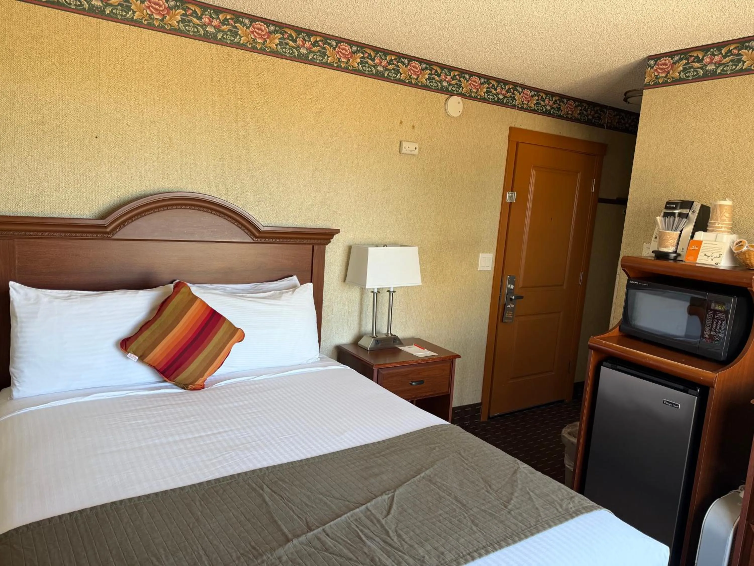 Bed in Ebb Tide Oceanfront Inn