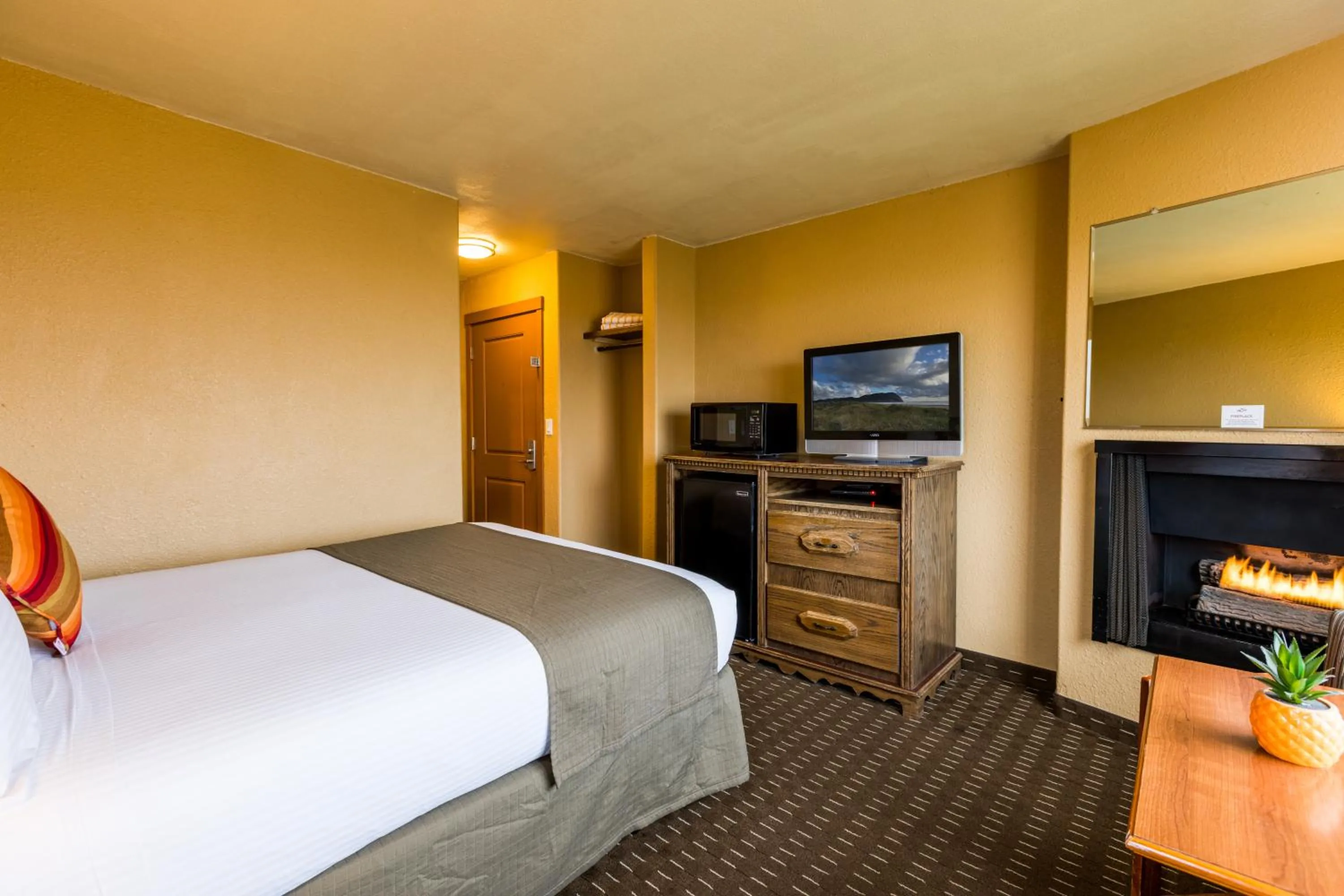 Bed in Ebb Tide Oceanfront Inn