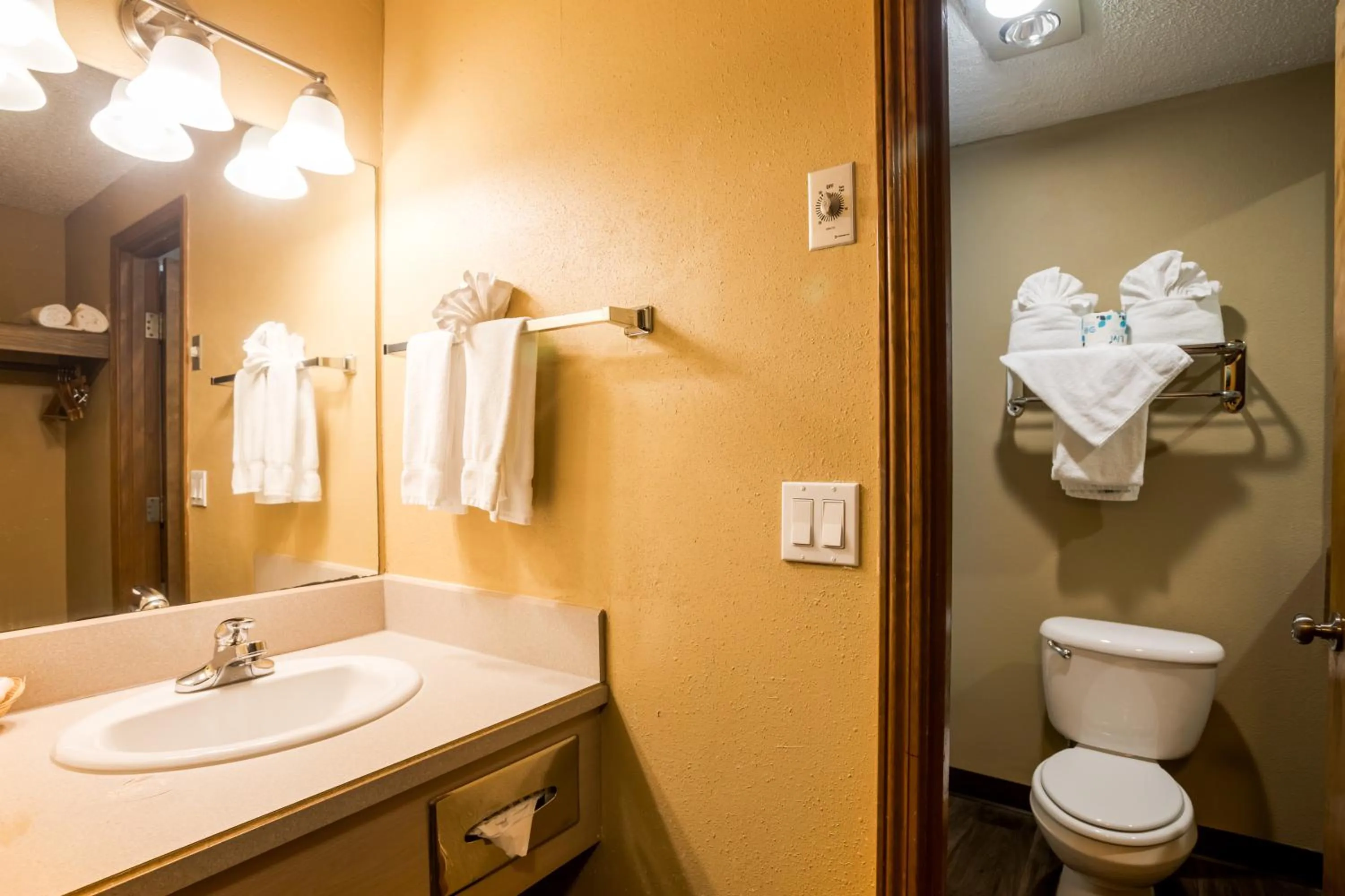 Shower in Ebb Tide Oceanfront Inn