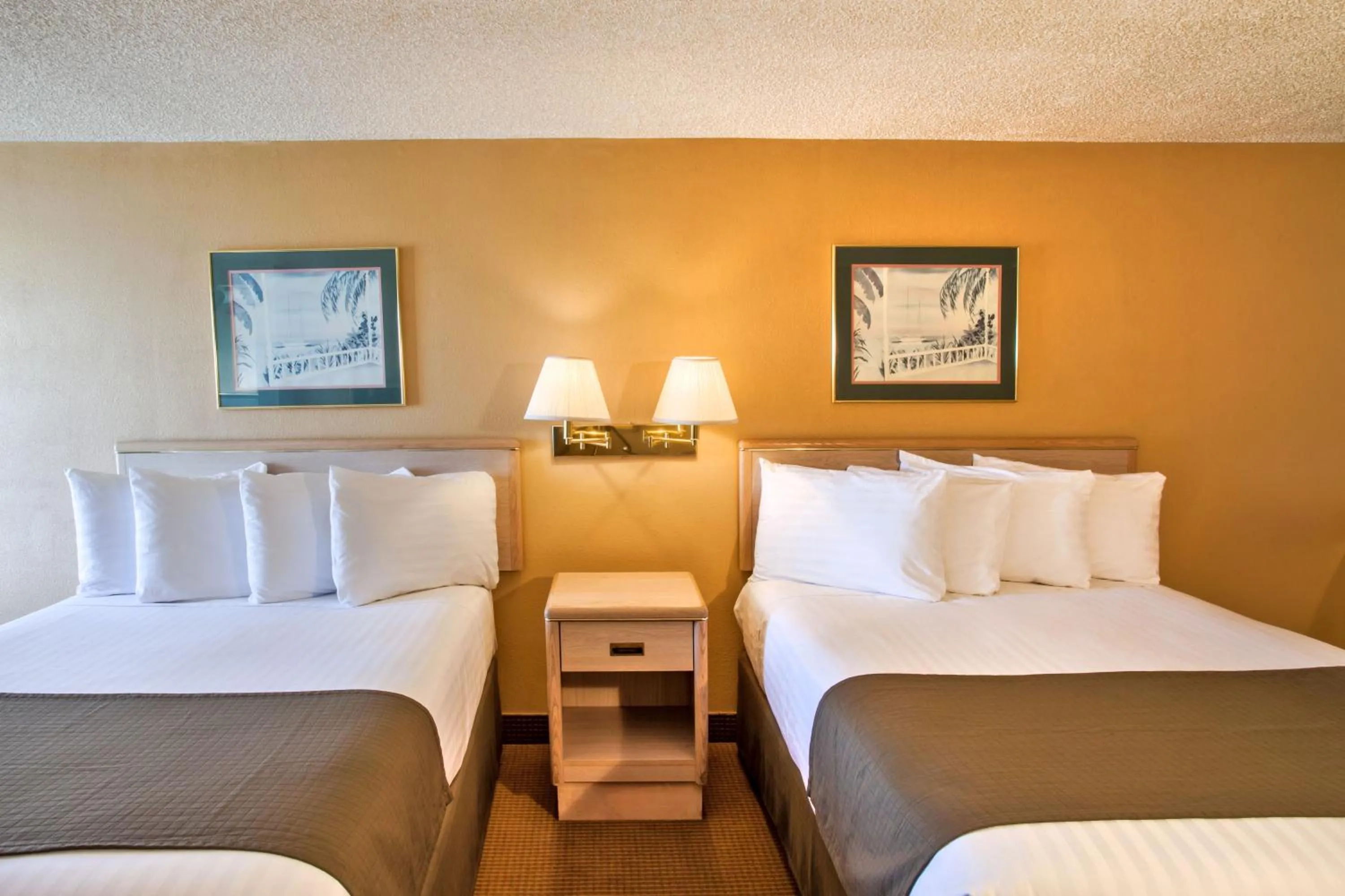 Bed in Ebb Tide Oceanfront Inn