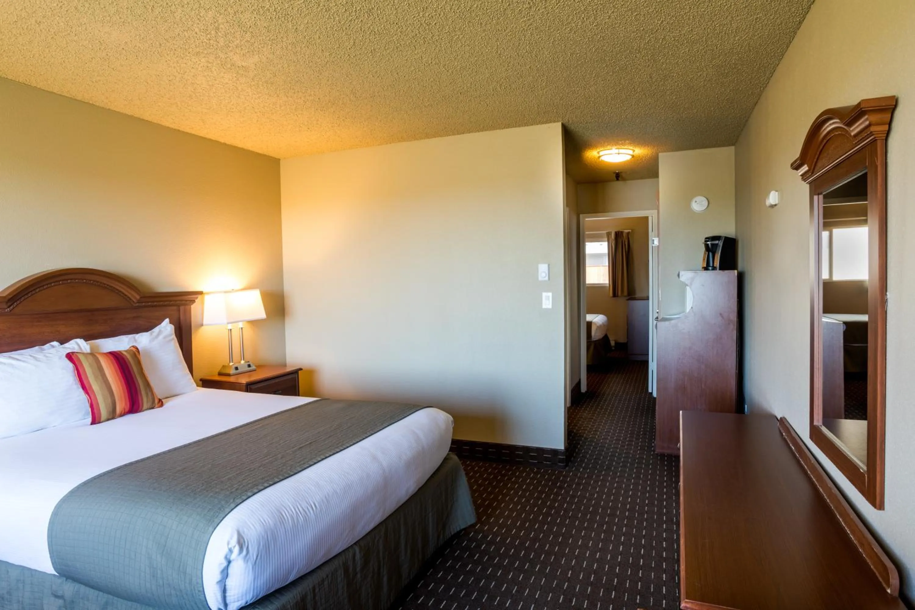 Bed in Ebb Tide Oceanfront Inn