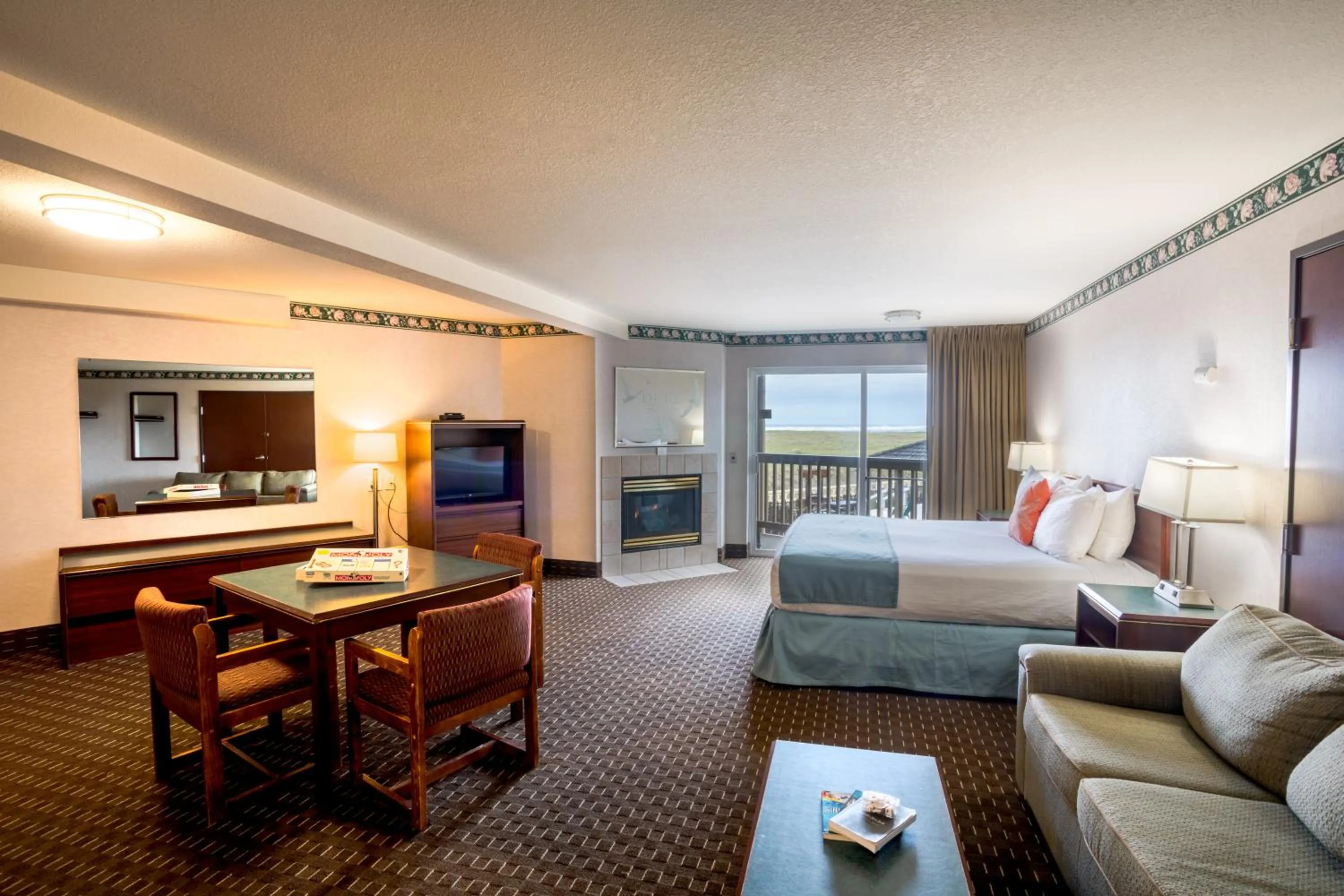 Bed in Ebb Tide Oceanfront Inn