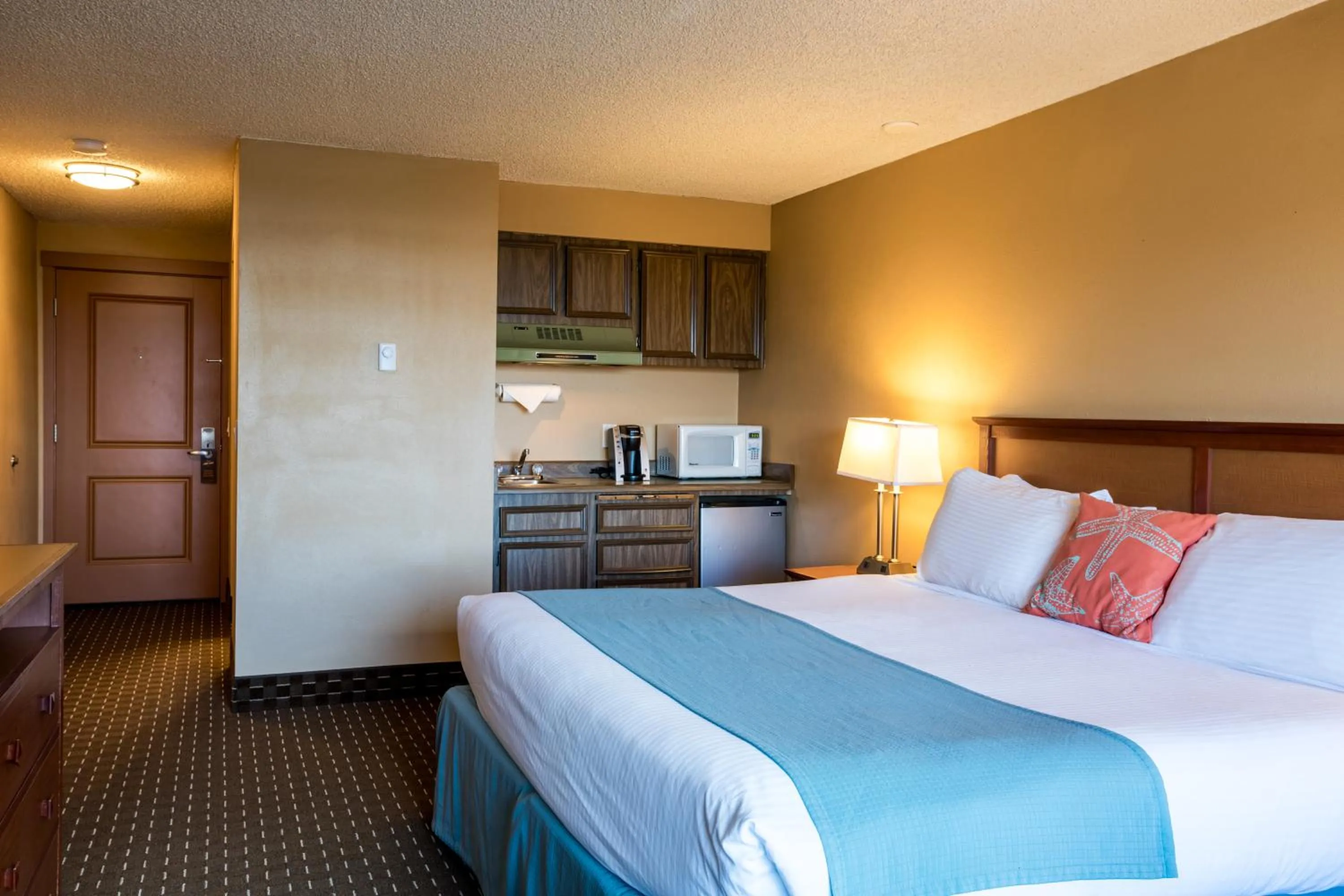 Bed in Ebb Tide Oceanfront Inn