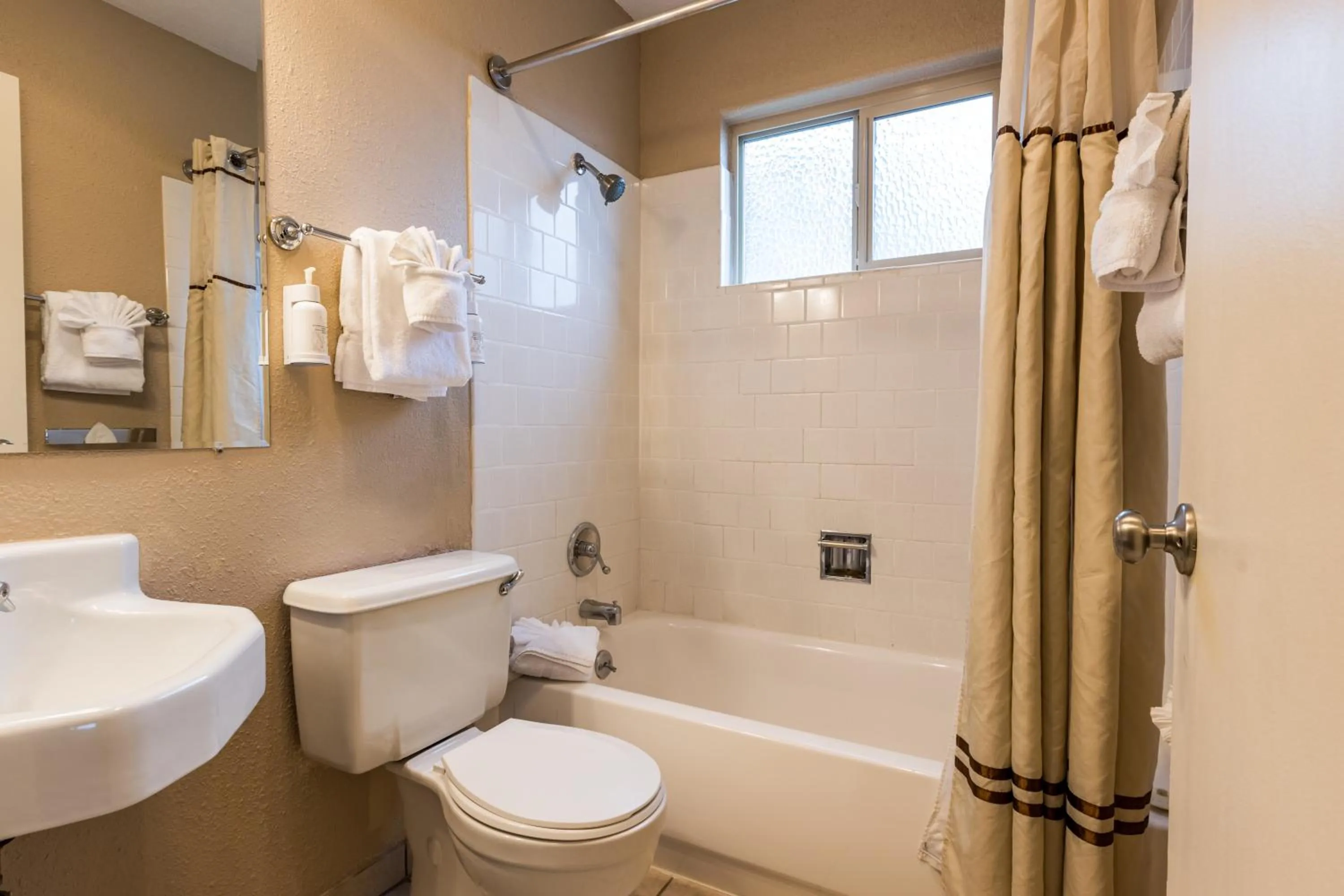 Shower in Ebb Tide Oceanfront Inn