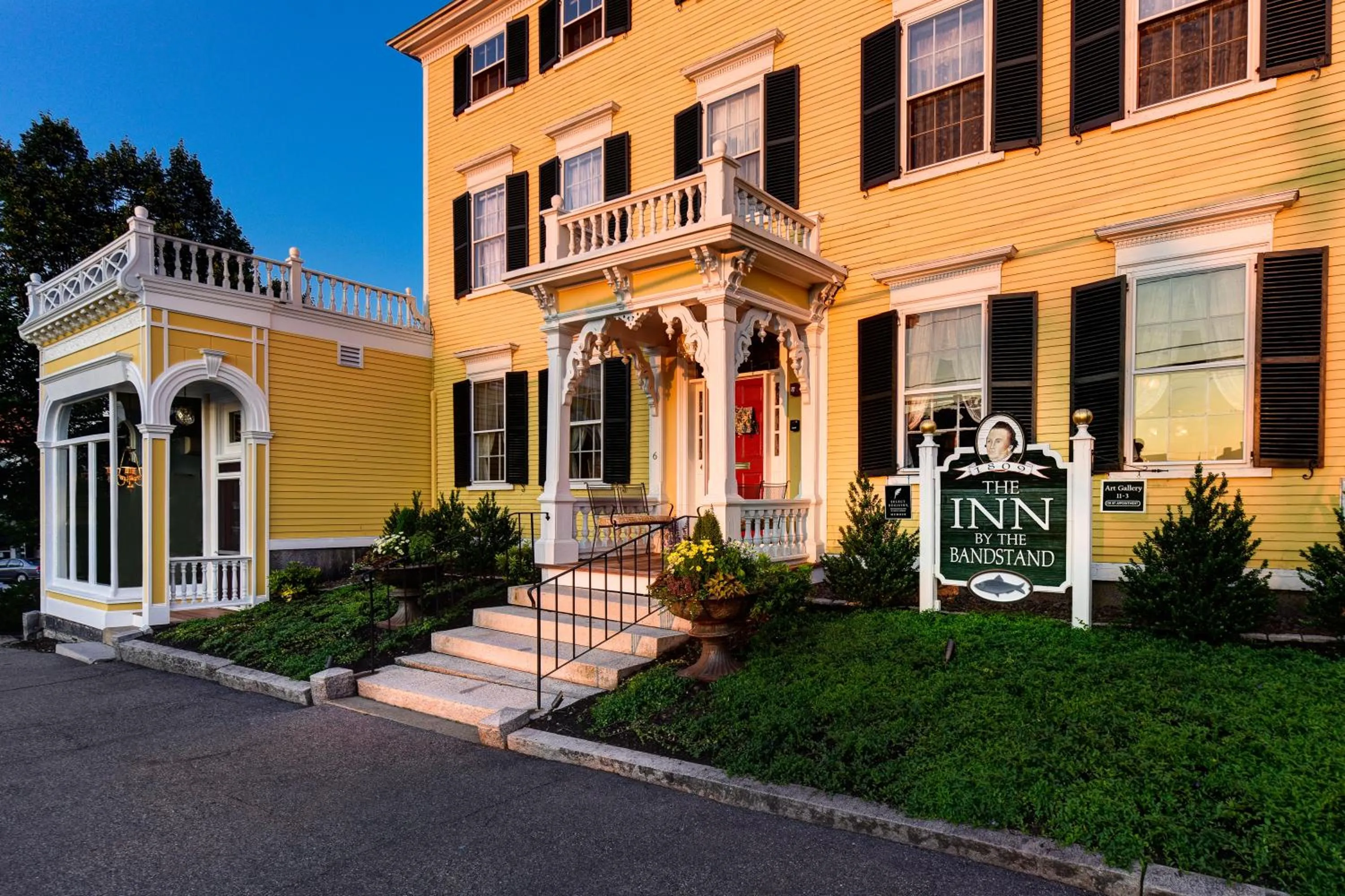Facade/entrance in Inn by the Bandstand