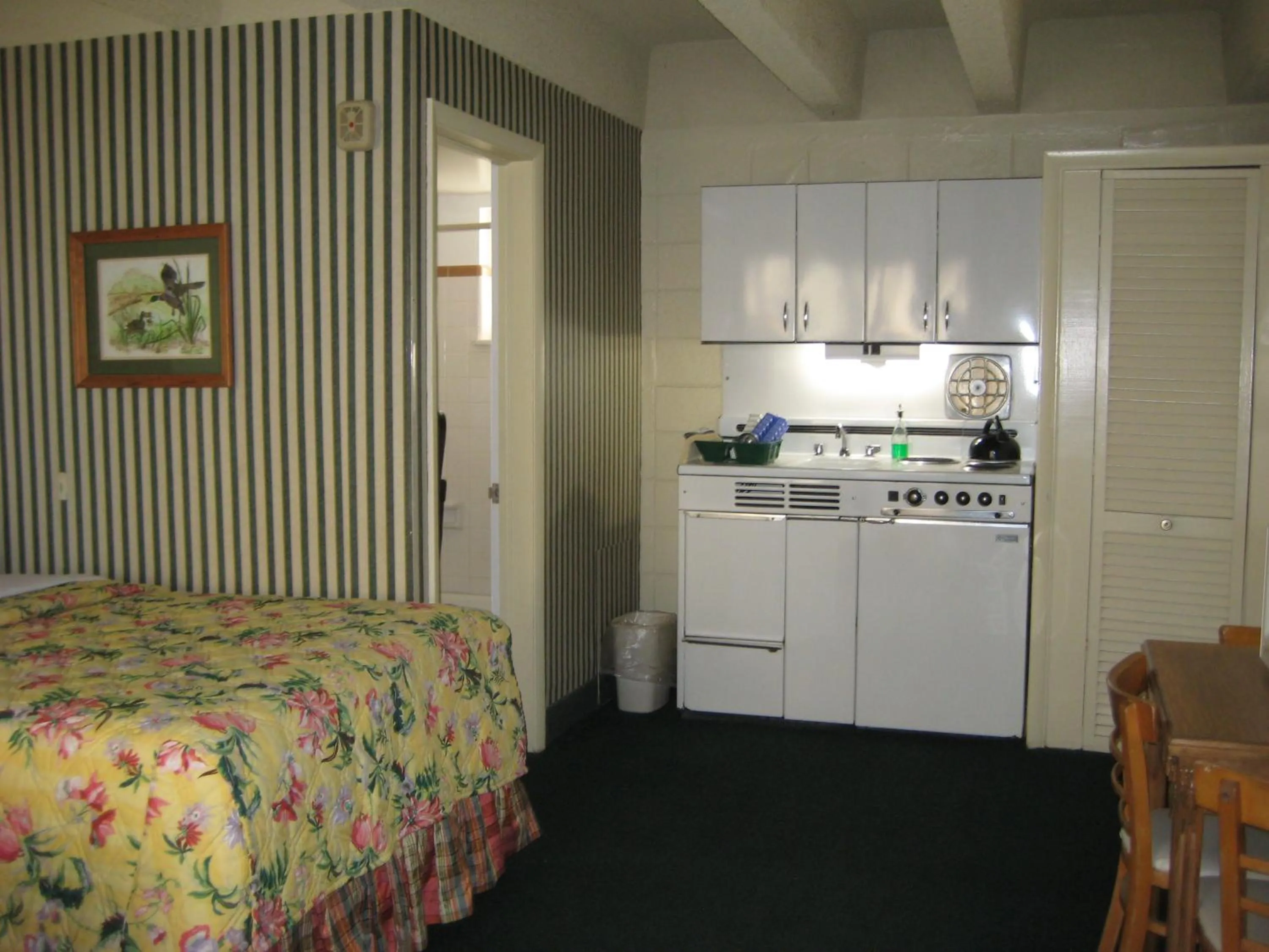 Kitchen or kitchenette in Cutty Sark Efficiencies and Historic Cottage's
