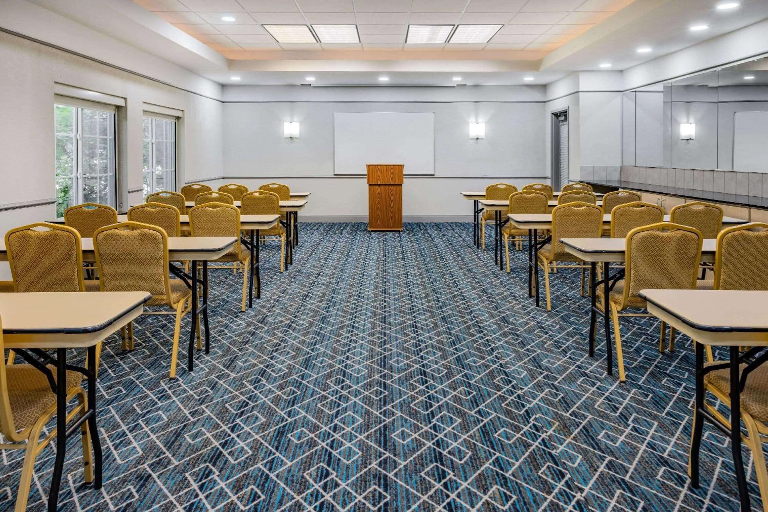 Meeting/conference room in La Quinta Inn & Suites by Wyndham Norfolk