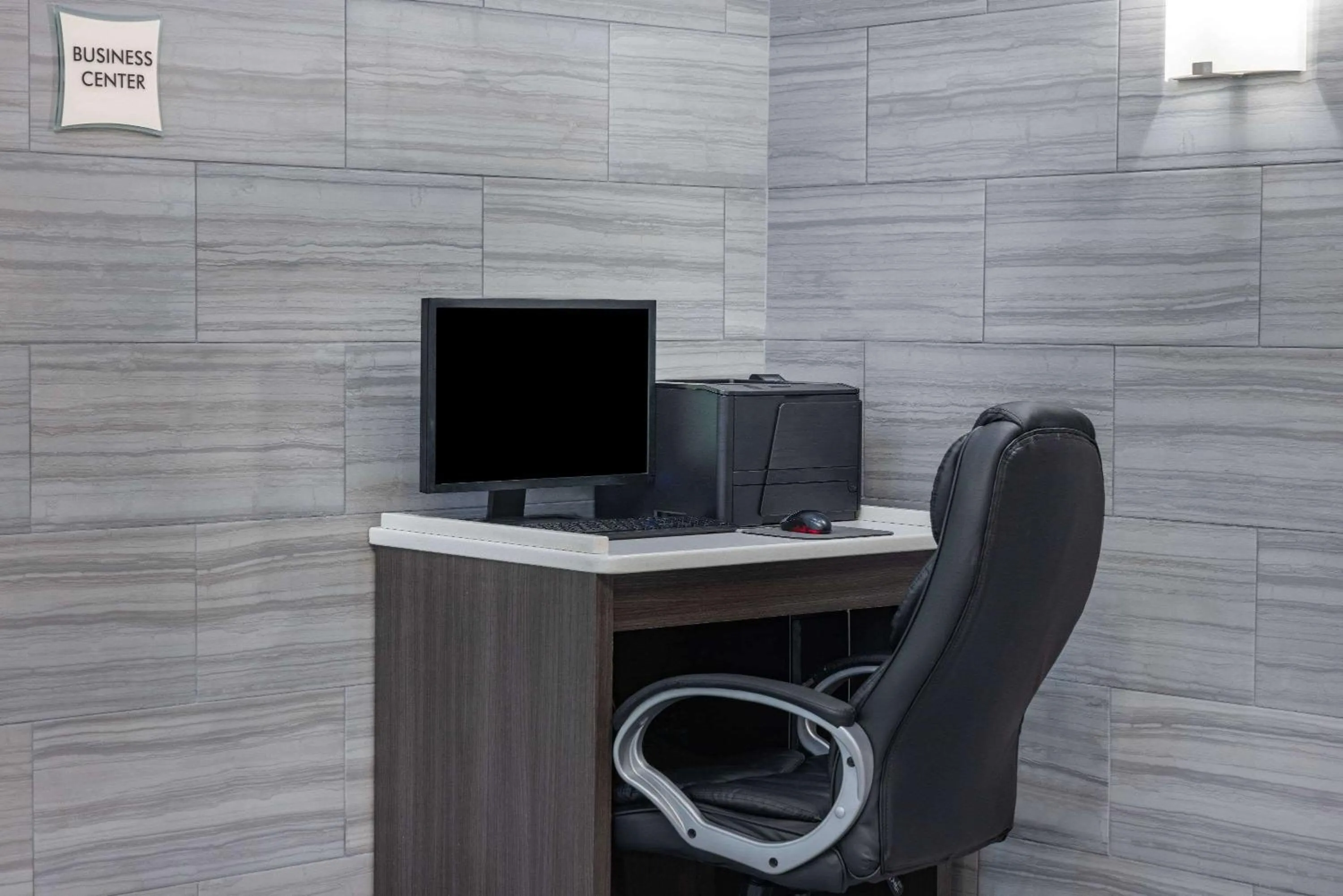 Business facilities in La Quinta Inn & Suites by Wyndham Norfolk