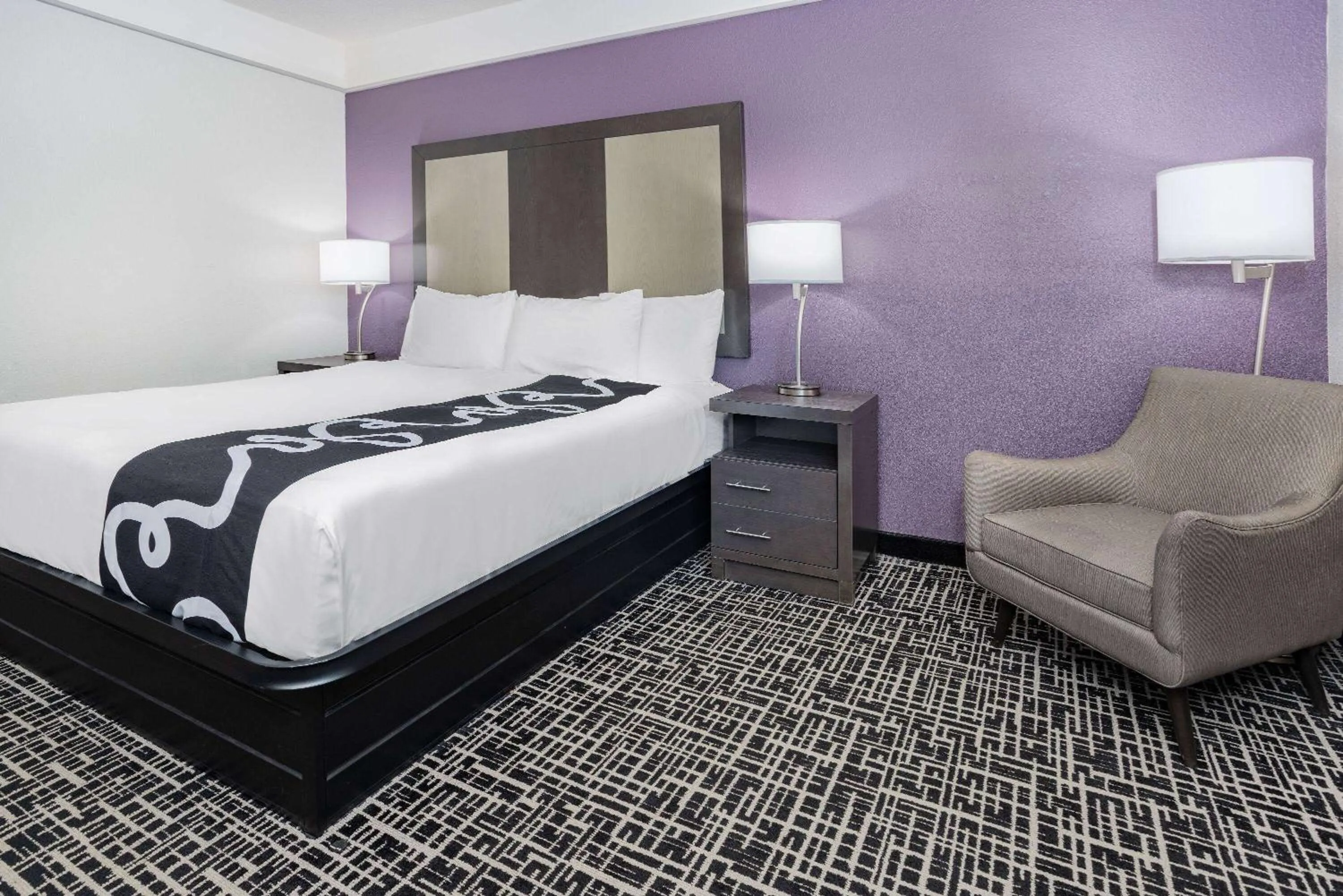 Photo of the whole room, Bed in La Quinta Inn & Suites by Wyndham Norfolk