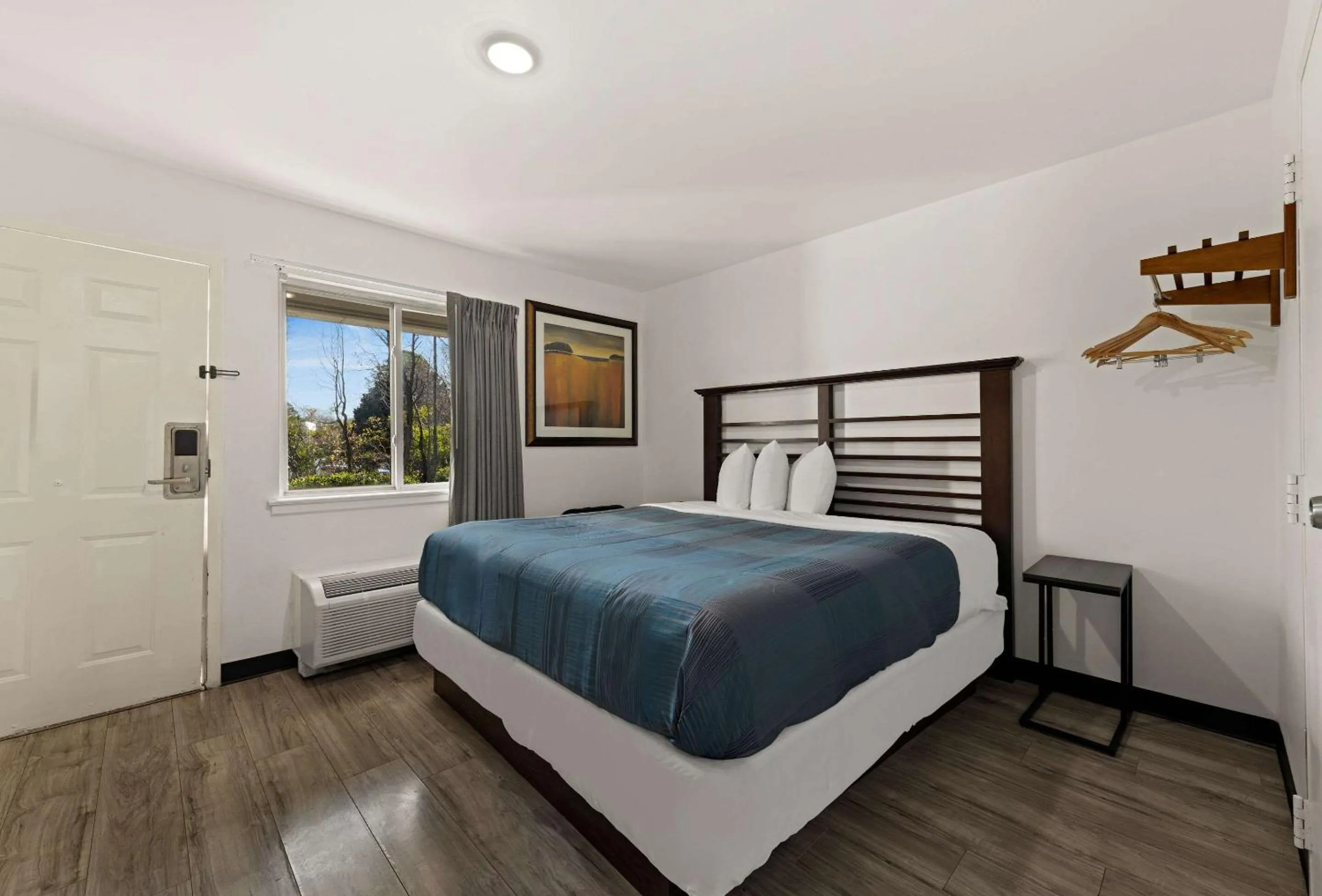 Bedroom, Bed in Rodeway Inn Charlotte Independence Blvd