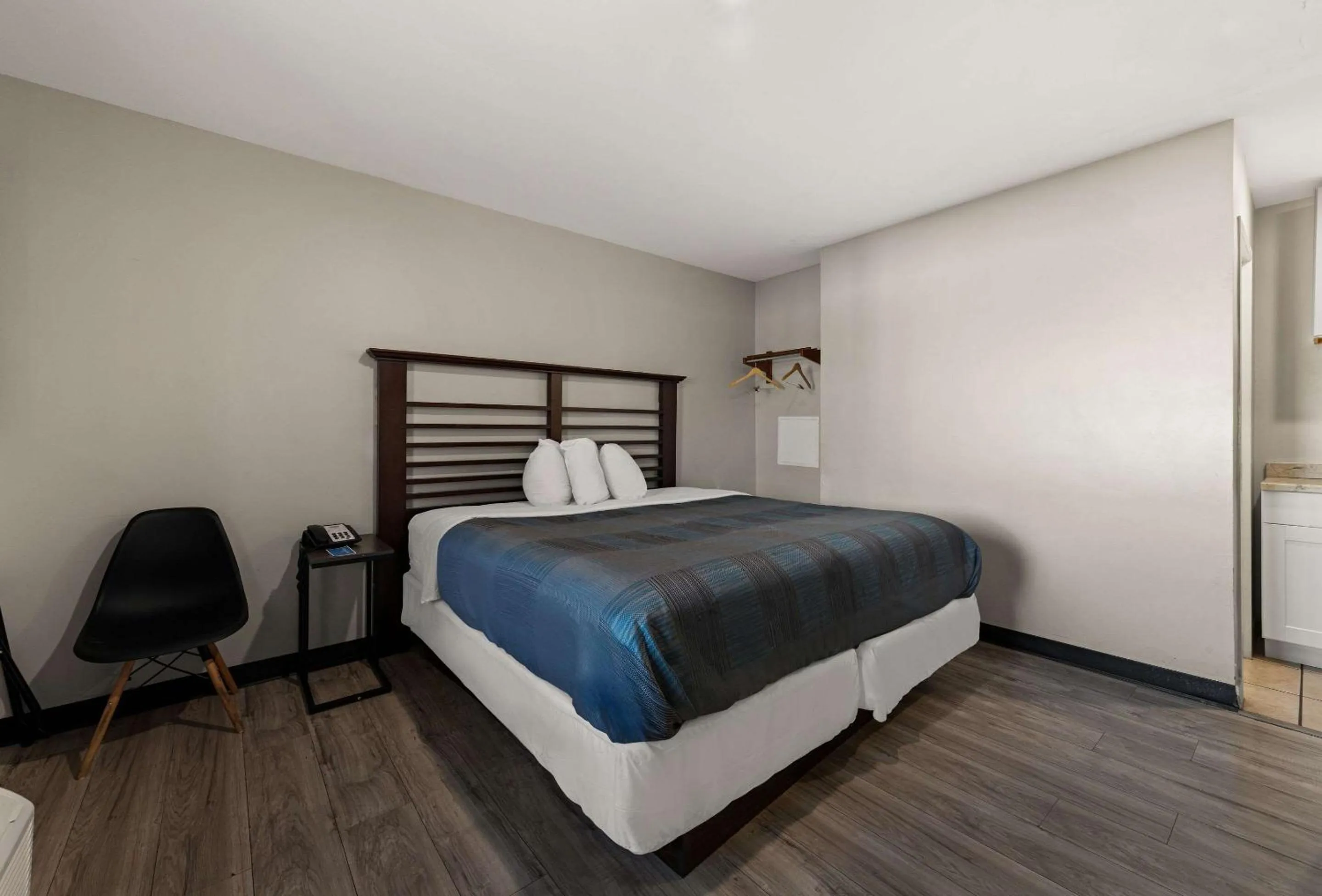 Bedroom, Bed in Rodeway Inn Charlotte Independence Blvd