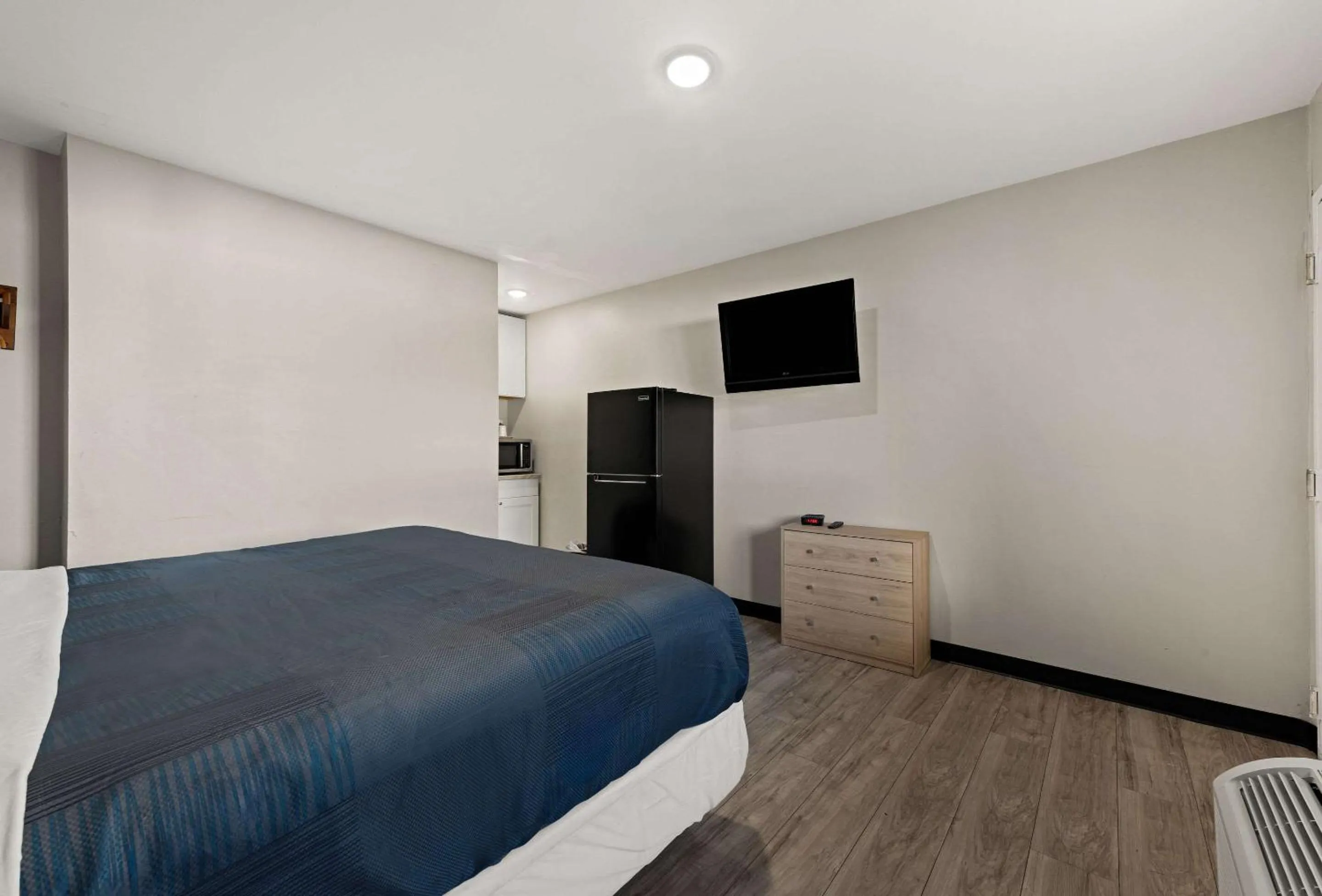 Bedroom, Bed in Rodeway Inn Charlotte Independence Blvd