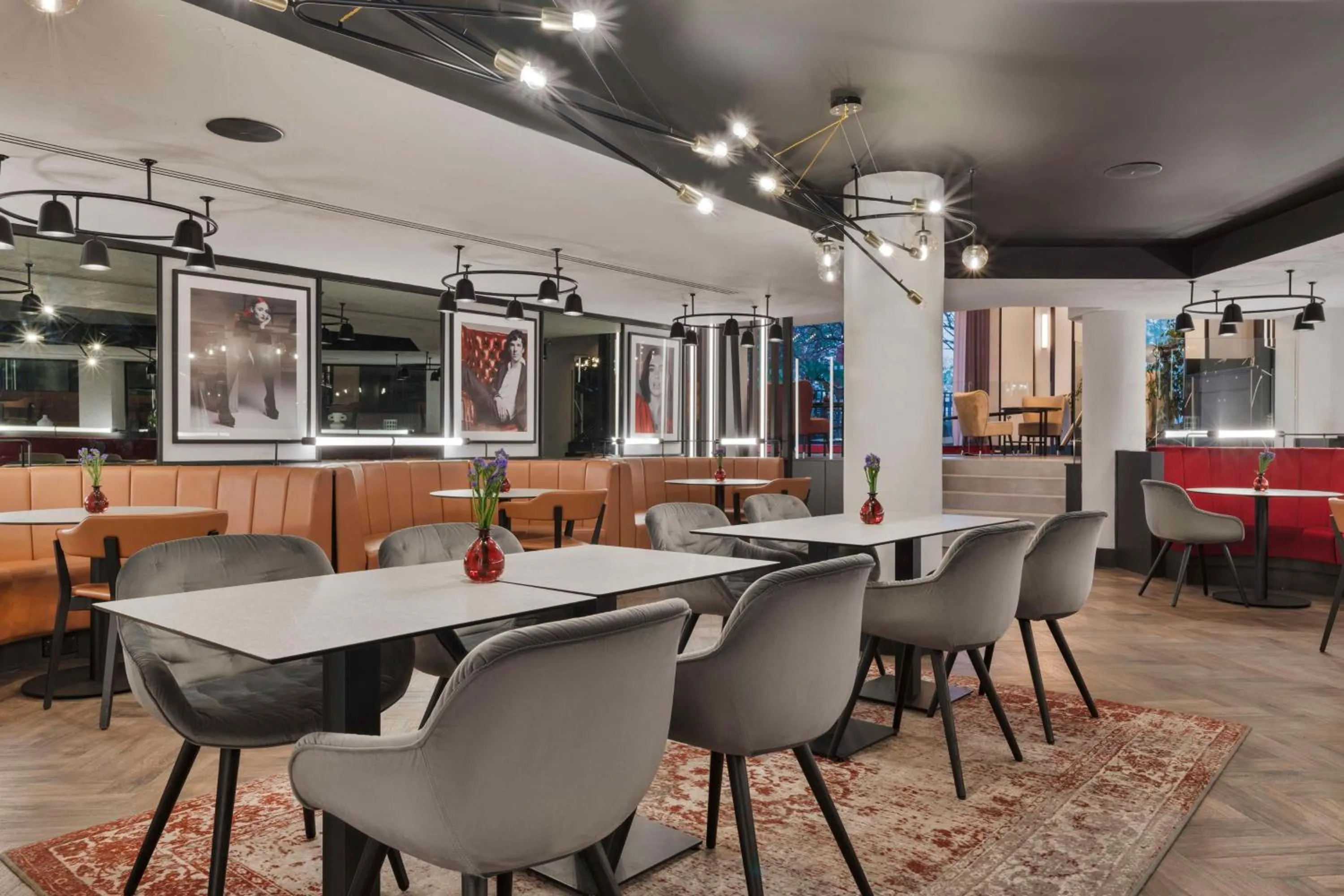 Lounge or bar in Radisson Hotel and Conference Centre London Heathrow