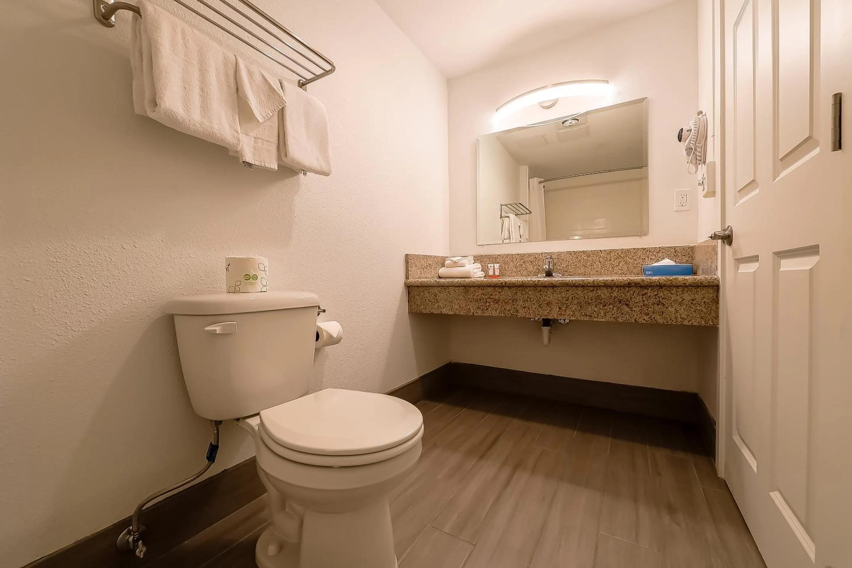 Bathroom in Newport Inn By OYO - Hwy 101