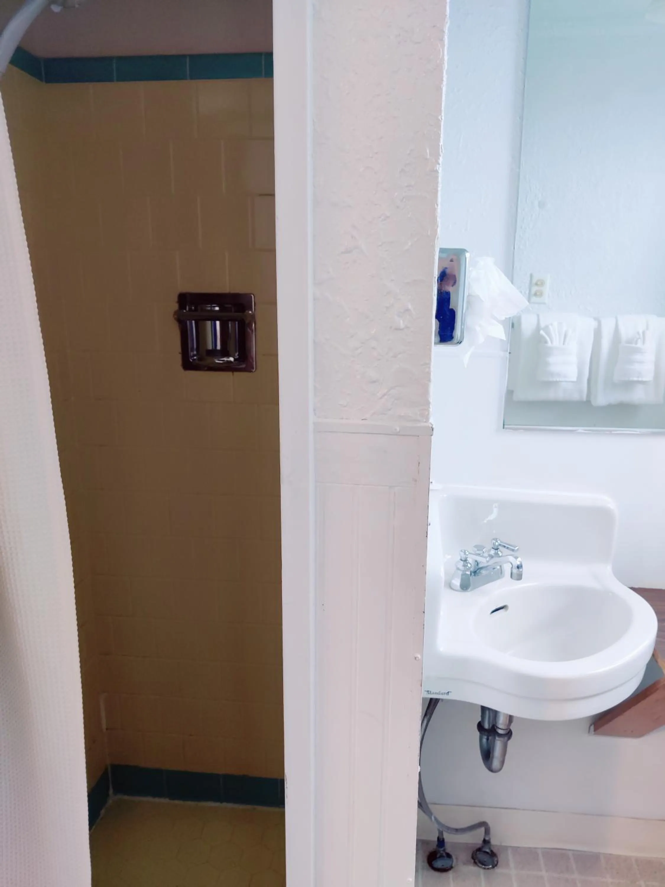 Bathroom in Hillcrest Inn